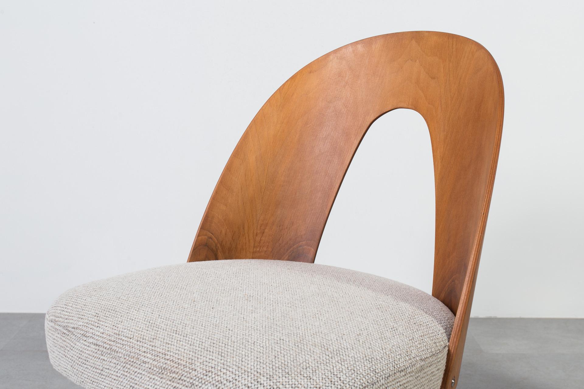 Ensemble de salle à manger du milieu du siècle en noyer, table ronde et 4 chaises Antonín Šuman, années 1960 en vente 2