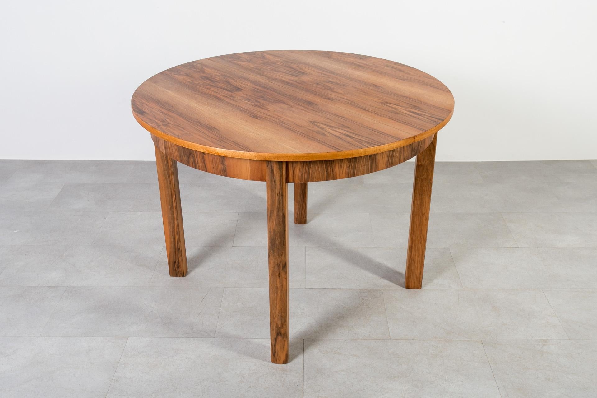 Ensemble de salle à manger du milieu du siècle en noyer, table ronde et 4 chaises Antonín Šuman, années 1960 en vente 4