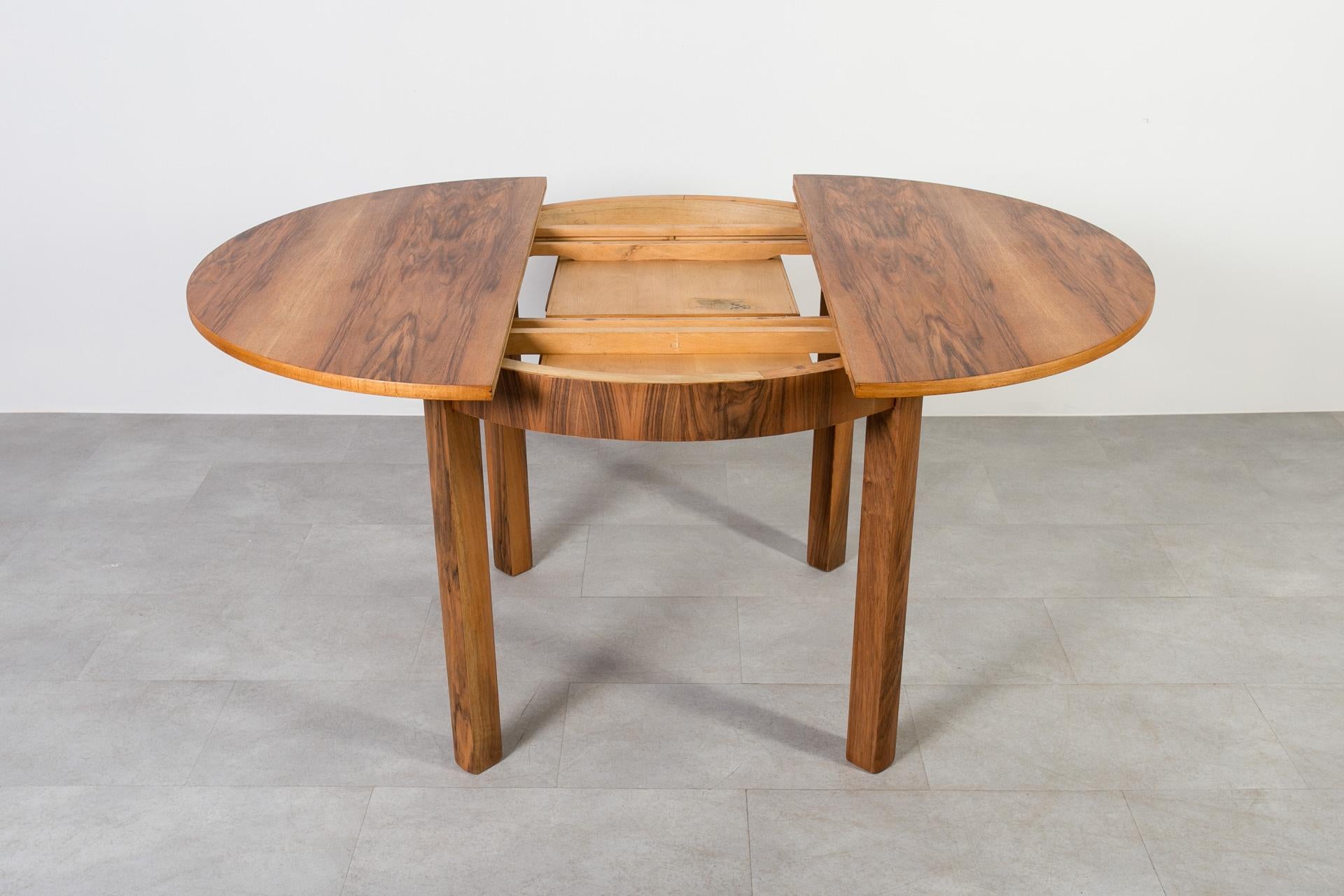 Ensemble de salle à manger du milieu du siècle en noyer, table ronde et 4 chaises Antonín Šuman, années 1960 en vente 5