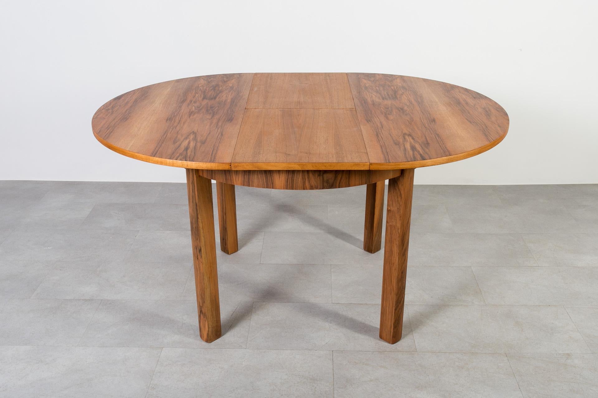 Ensemble de salle à manger du milieu du siècle en noyer, table ronde et 4 chaises Antonín Šuman, années 1960 en vente 6