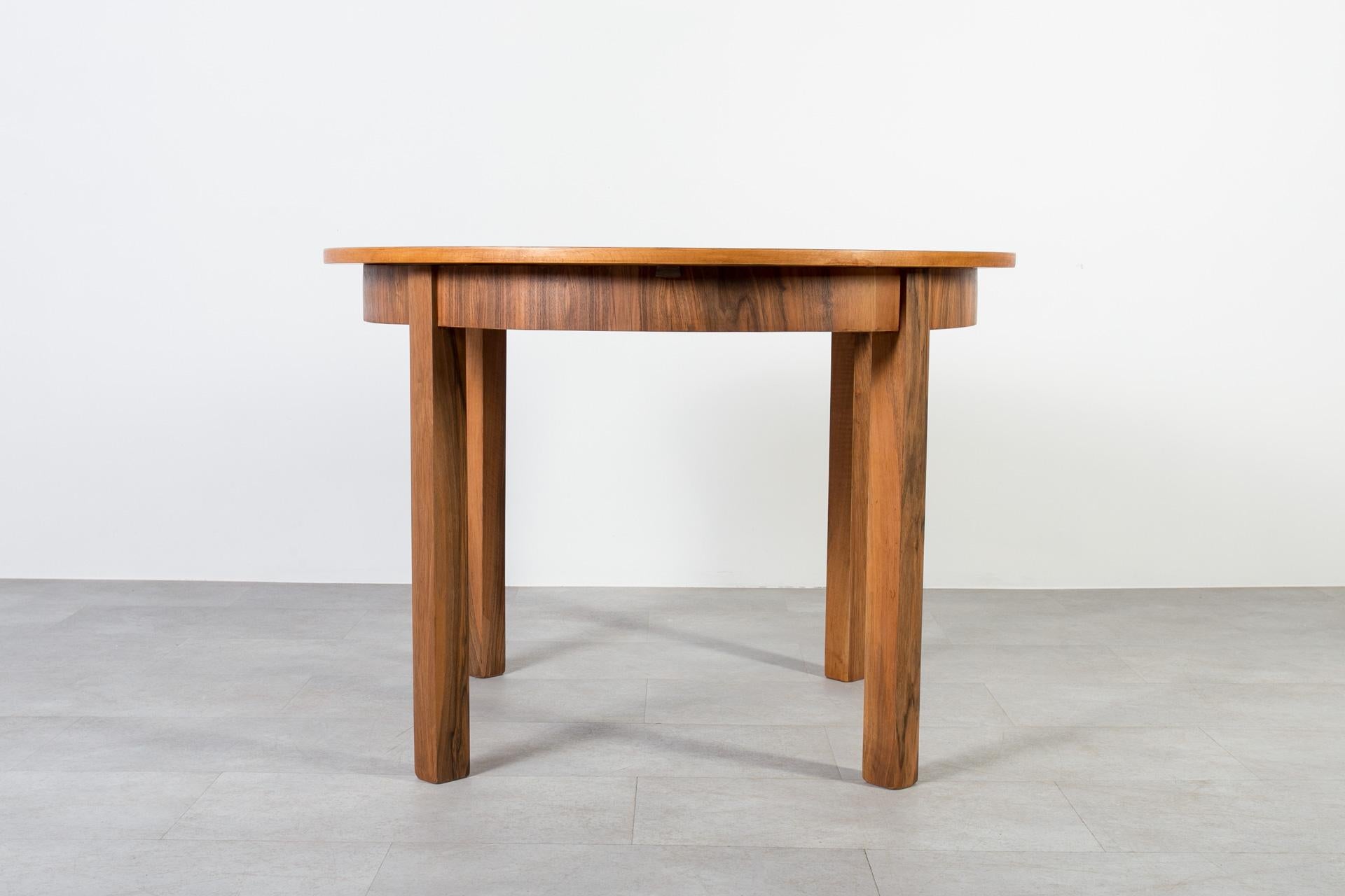 Ensemble de salle à manger du milieu du siècle en noyer, table ronde et 4 chaises Antonín Šuman, années 1960 en vente 7