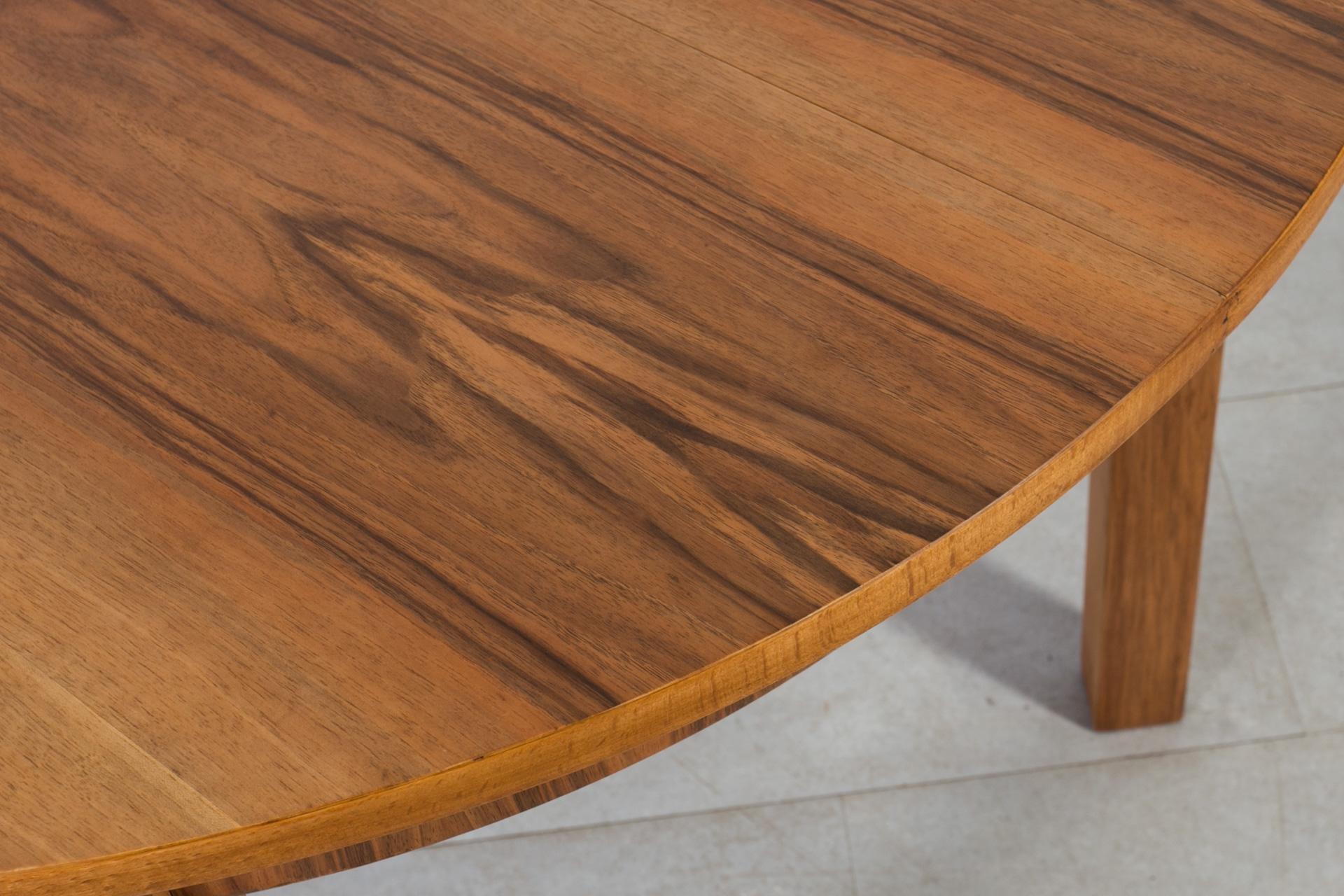Ensemble de salle à manger du milieu du siècle en noyer, table ronde et 4 chaises Antonín Šuman, années 1960 en vente 8