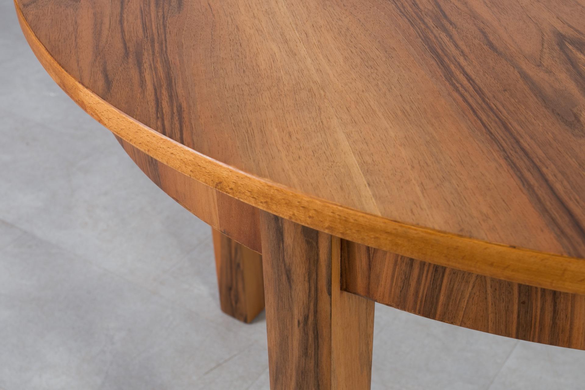 Ensemble de salle à manger du milieu du siècle en noyer, table ronde et 4 chaises Antonín Šuman, années 1960 en vente 9