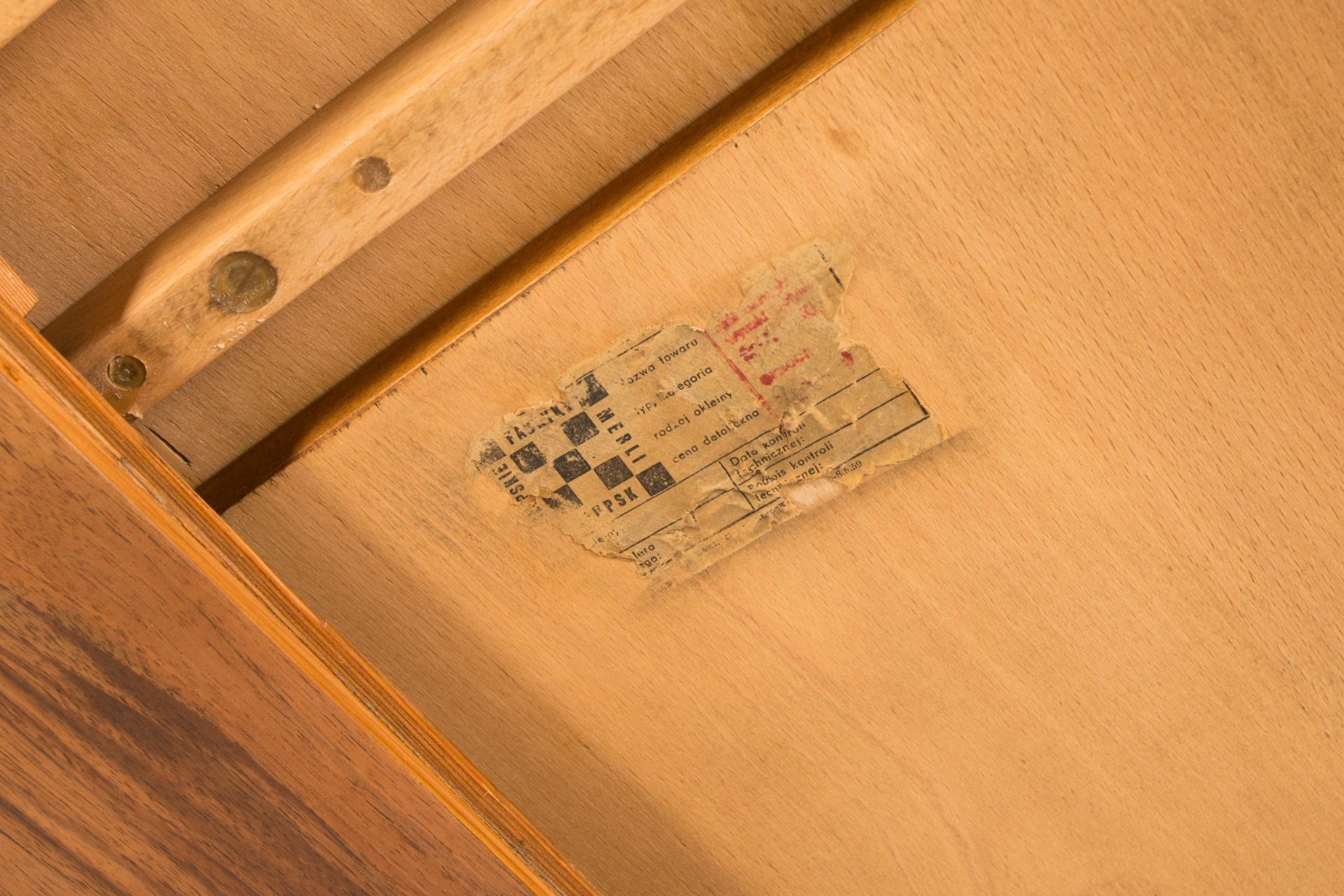 Ensemble de salle à manger du milieu du siècle en noyer, table ronde et 4 chaises Antonín Šuman, années 1960 en vente 10