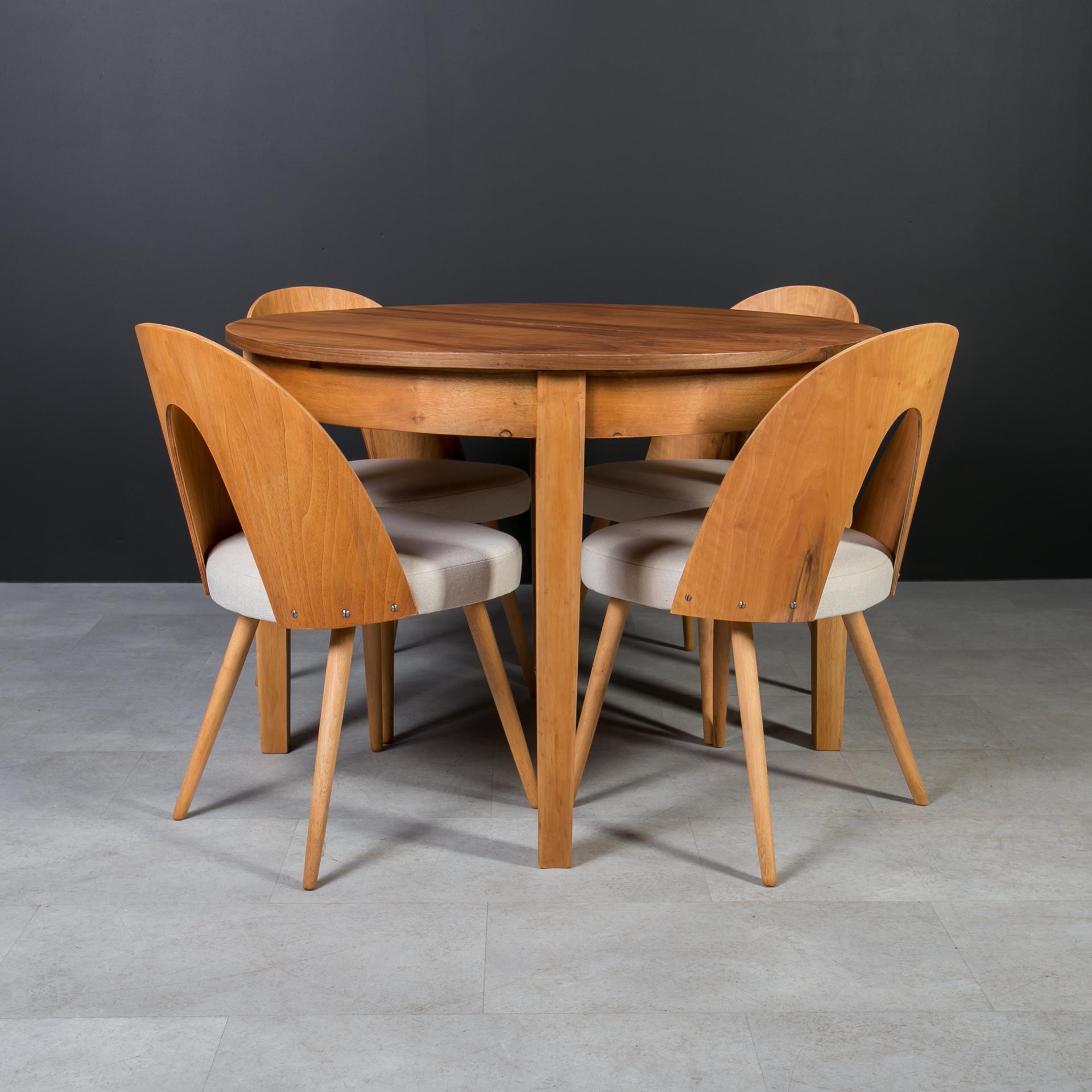 Questo set da pranzo unico è composto da un elegante tavolo rotondo e allungabile e da quattro sedie vintage originali disegnate da Antonín Šuman. È un ottimo esempio del miglior design ceco degli anni '60, apprezzato per la sua eleganza e