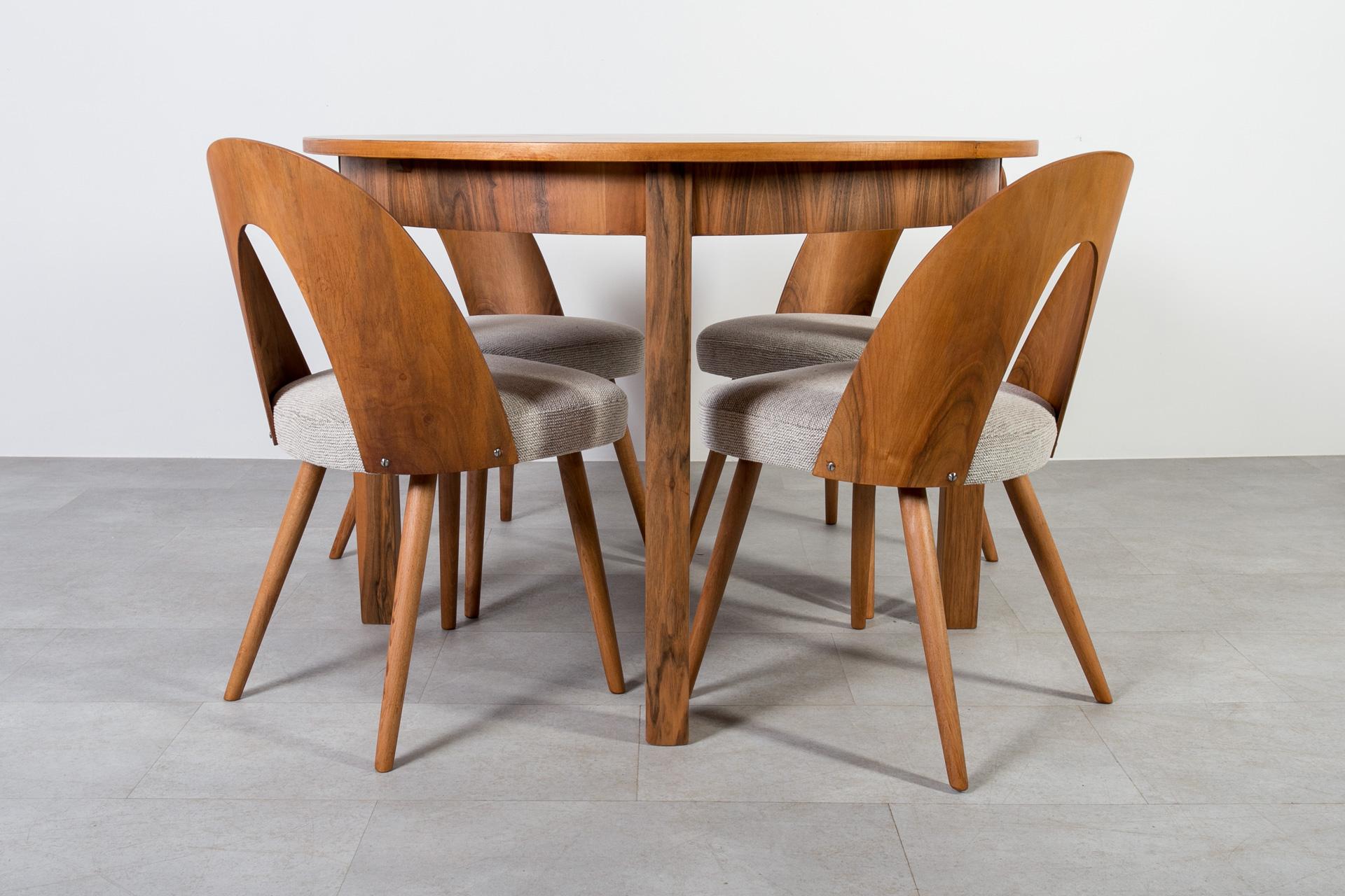 Cet ensemble de salle à manger unique se compose d'une élégante table ronde à rallonge (fabriquée en Pologne) et de quatre chaises vintage originales conçues par Antonín Šuman (fabriquées en Tchécoslovaquie). Il s'agit d'un excellent exemple du