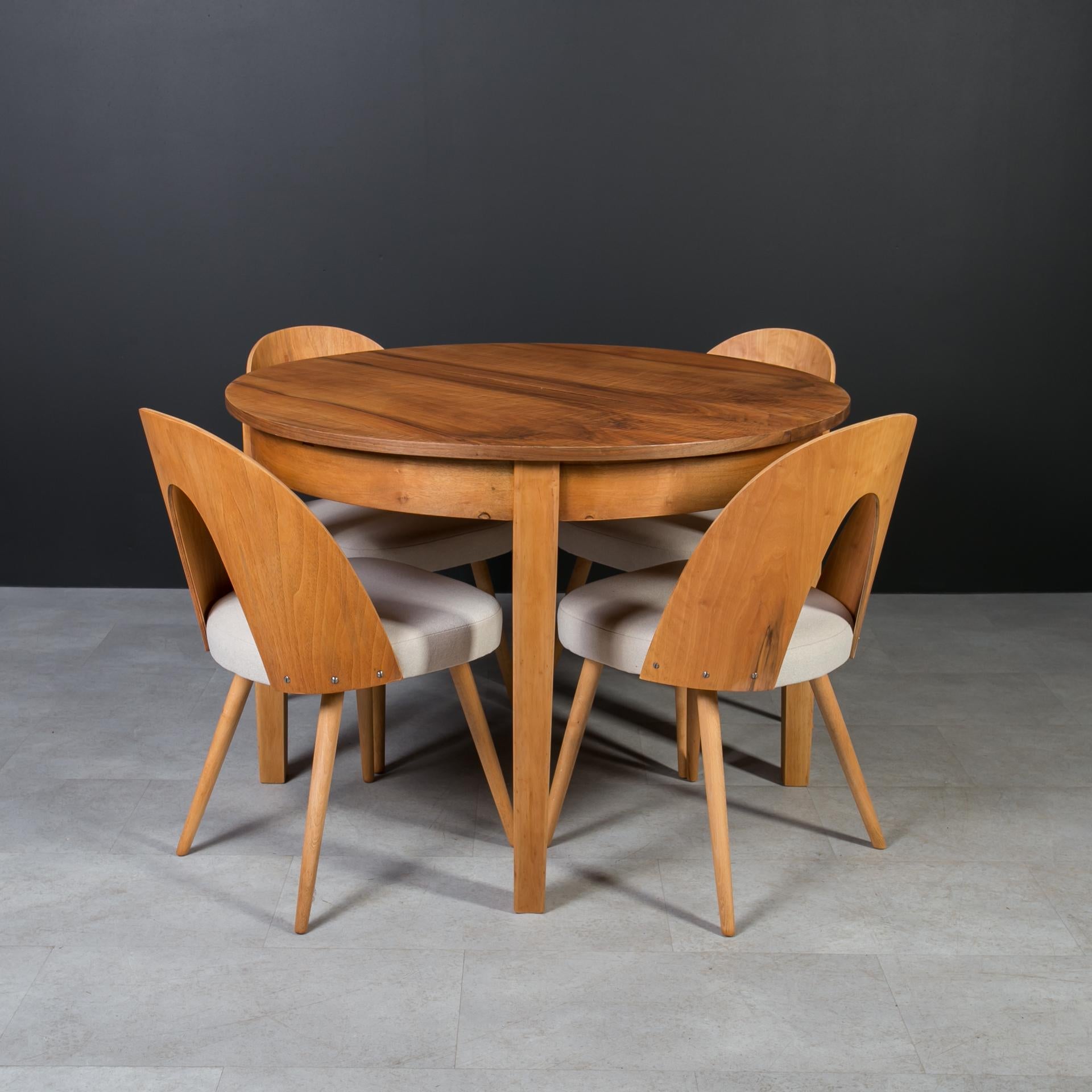 Mid-Century moderno Set da pranzo di metà secolo in noce, tavolo rotondo e 4 sedie di Antonín Šuman, anni '60