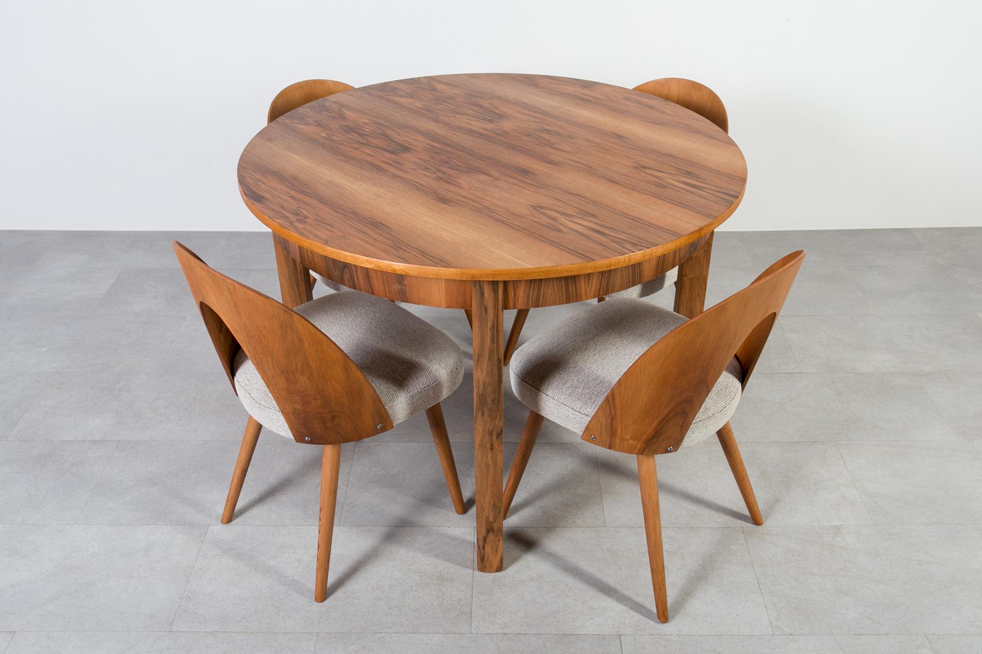 Mid-Century Modern Ensemble de salle à manger du milieu du siècle en noyer, table ronde et 4 chaises Antonín Šuman, années 1960 en vente
