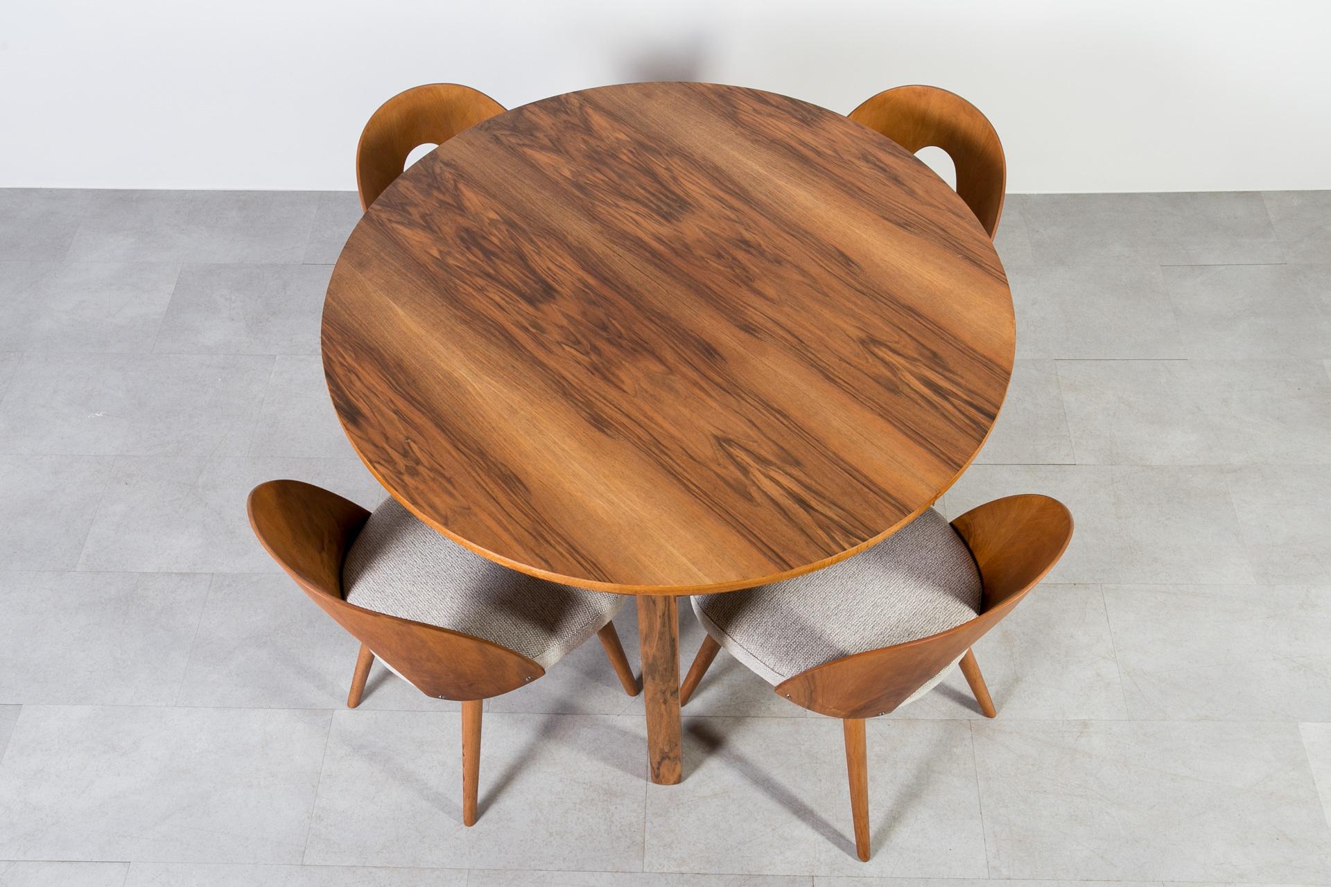 Tchèque Ensemble de salle à manger du milieu du siècle en noyer, table ronde et 4 chaises Antonín Šuman, années 1960 en vente