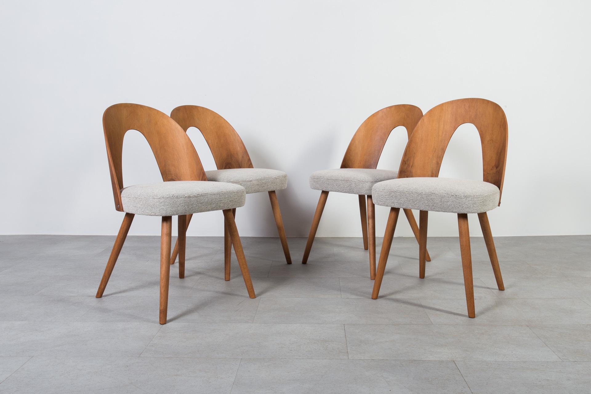 Huilé Ensemble de salle à manger du milieu du siècle en noyer, table ronde et 4 chaises Antonín Šuman, années 1960 en vente