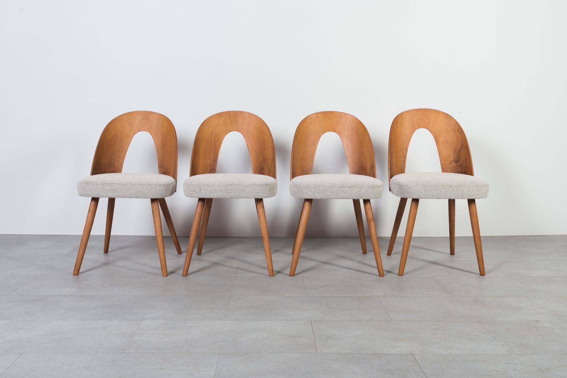 Ensemble de salle à manger du milieu du siècle en noyer, table ronde et 4 chaises Antonín Šuman, années 1960 Bon état - En vente à Wrocław, Poland