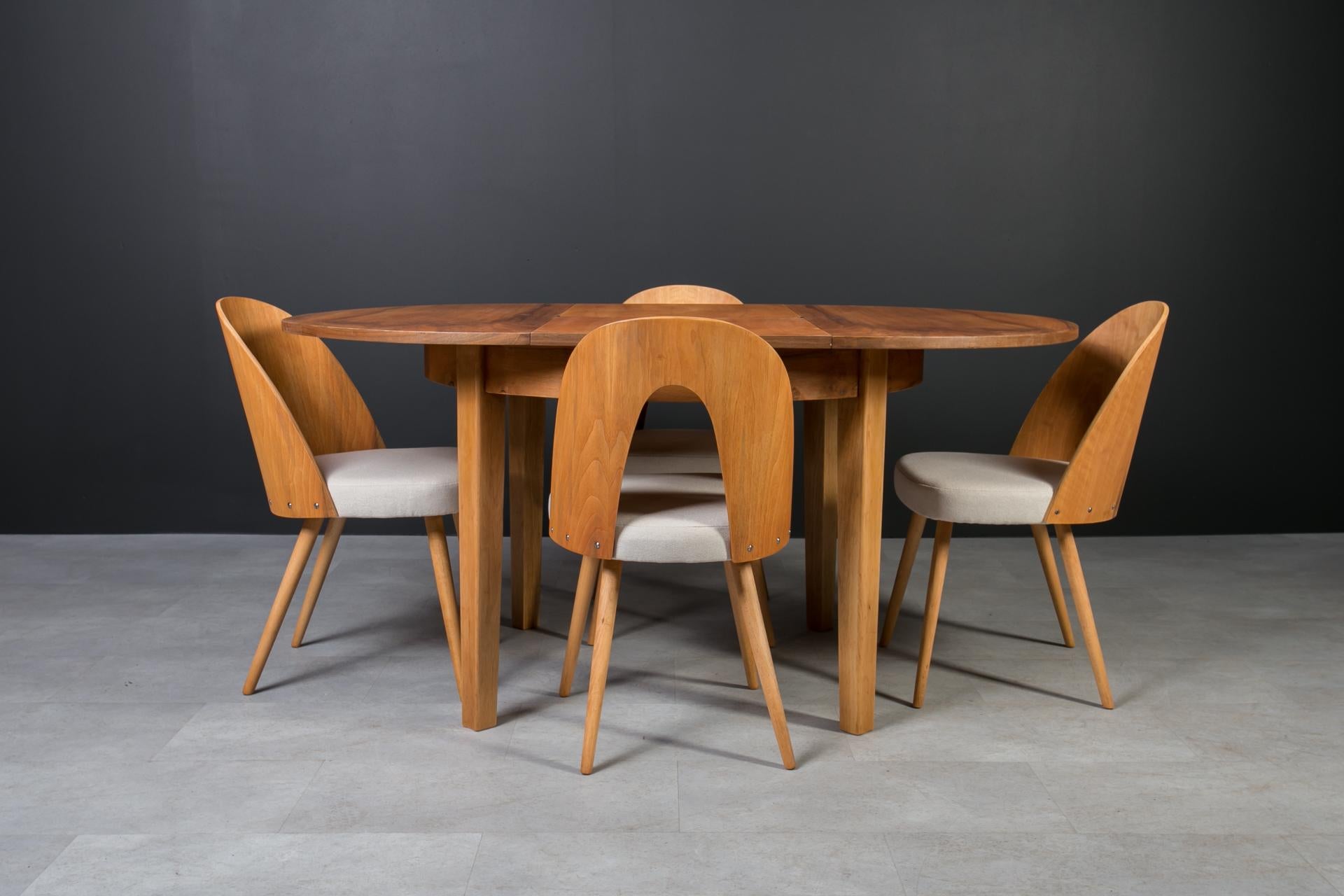 Metà XX secolo Set da pranzo di metà secolo in noce, tavolo rotondo e 4 sedie di Antonín Šuman, anni '60