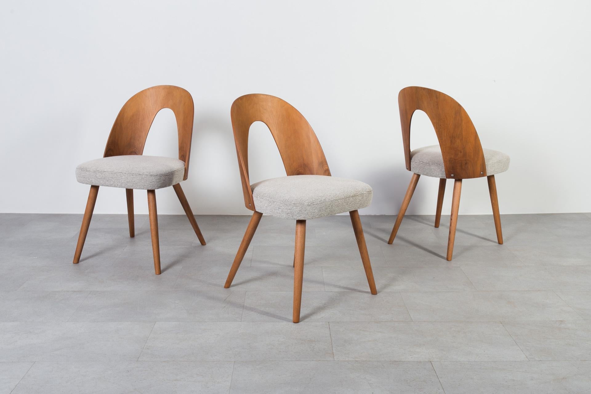 Milieu du XXe siècle Ensemble de salle à manger du milieu du siècle en noyer, table ronde et 4 chaises Antonín Šuman, années 1960 en vente