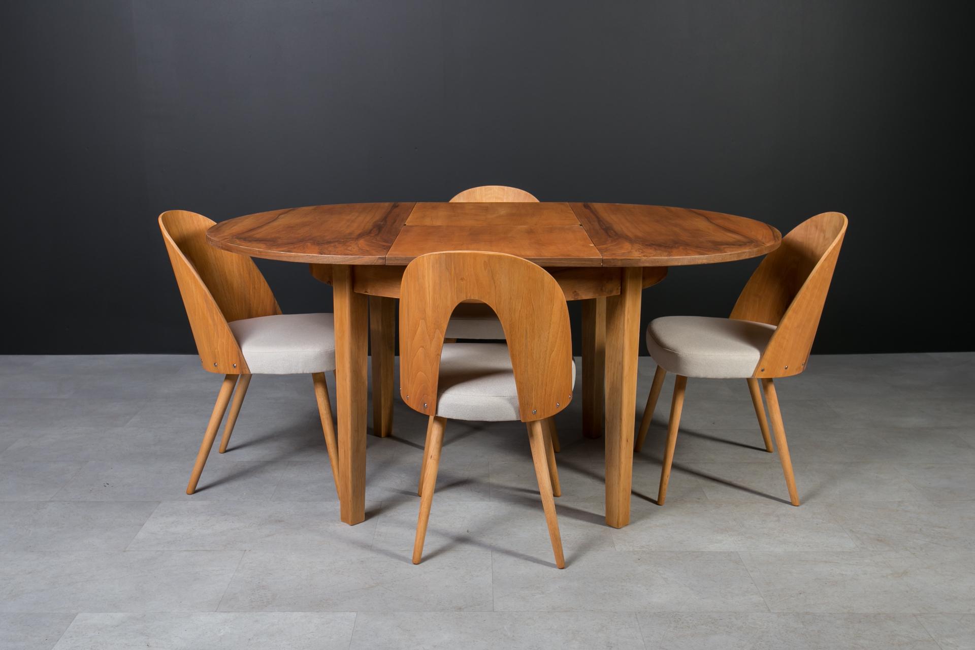 Noce Set da pranzo di metà secolo in noce, tavolo rotondo e 4 sedie di Antonín Šuman, anni '60