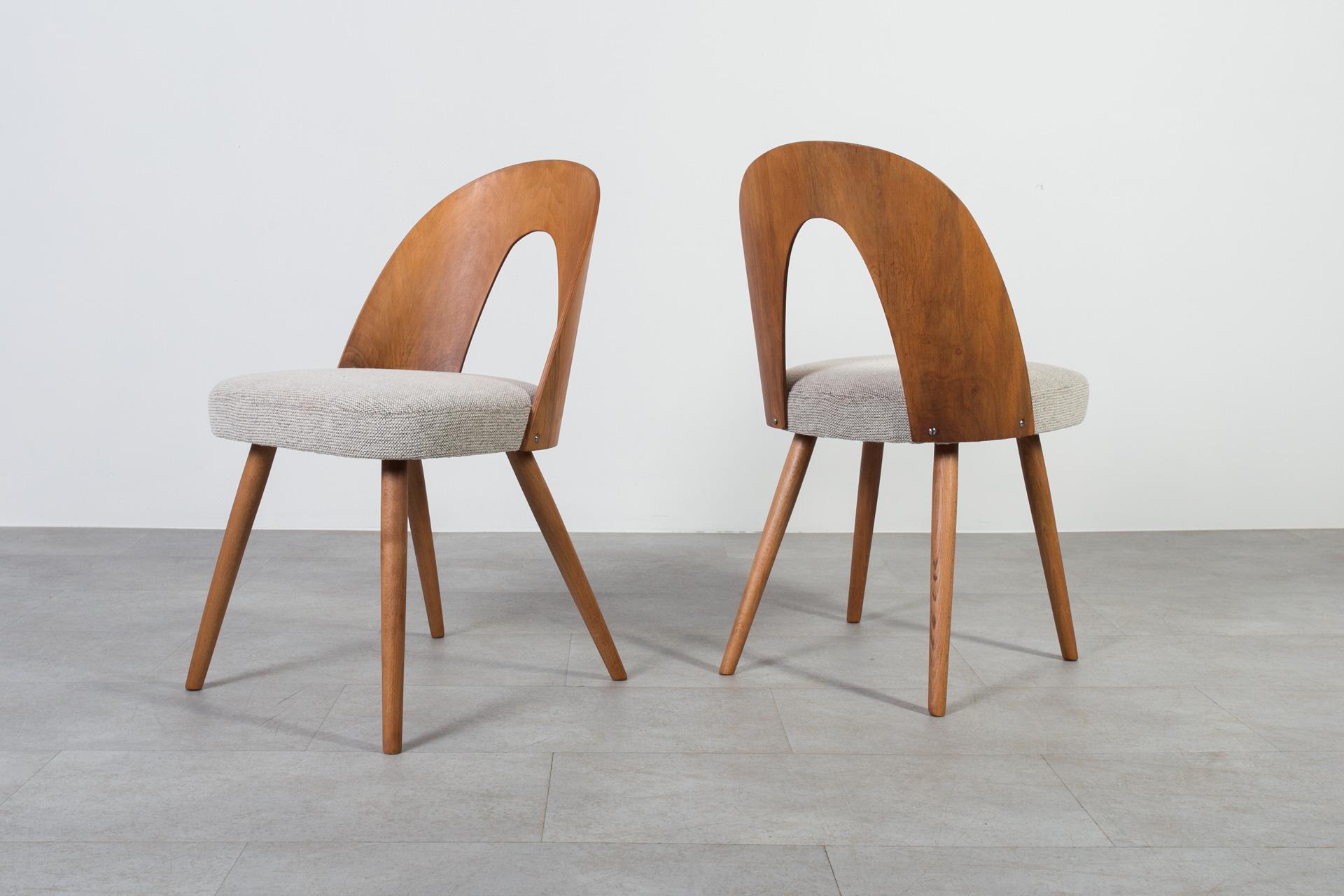 Noyer Ensemble de salle à manger du milieu du siècle en noyer, table ronde et 4 chaises Antonín Šuman, années 1960 en vente