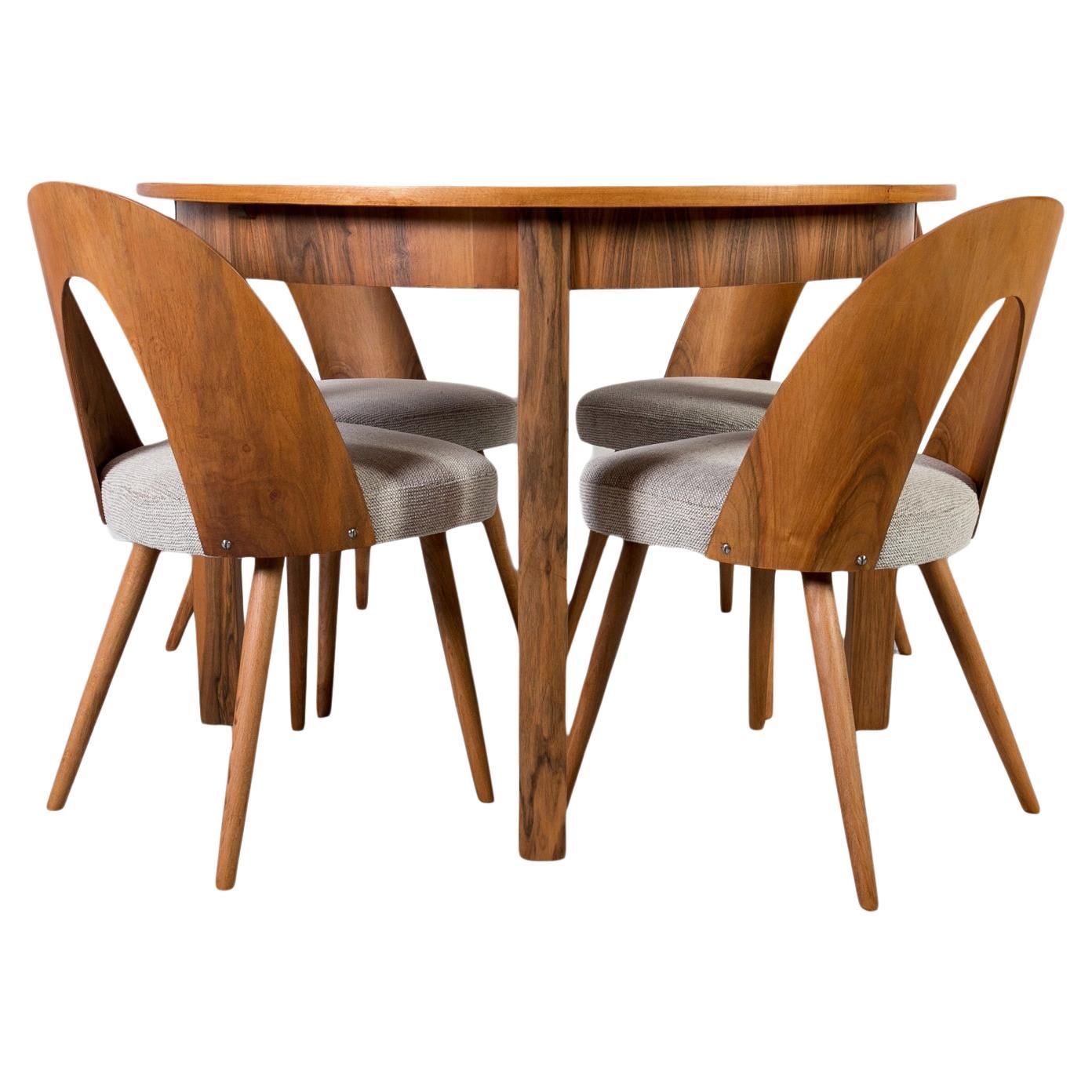 Ensemble de salle à manger du milieu du siècle en noyer, table ronde et 4 chaises Antonín Šuman, années 1960 en vente