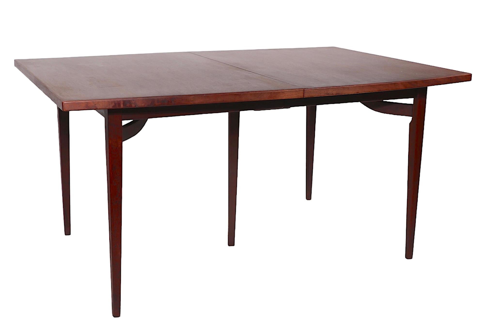 Classic Mid Century boat shaped dining table, design reminiscent of Jens Risom, Paul McCobb etc, unsigned. The table is in very good, original, clean and ready to use condition, showing only light cosmetic wear, normal and consistent with age.