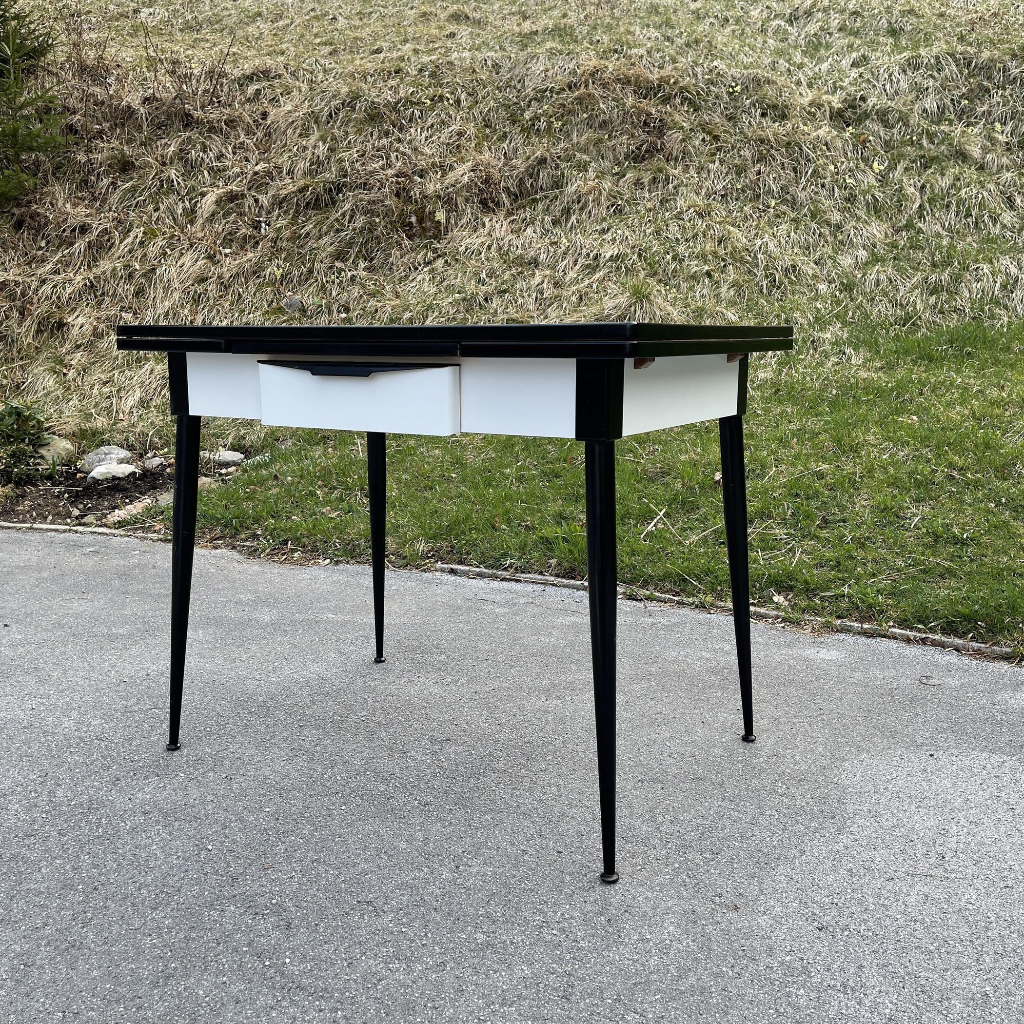 Italian Mid-century dining table and 4 chairs by Salvarani Depositato Italy 1950s For Sale