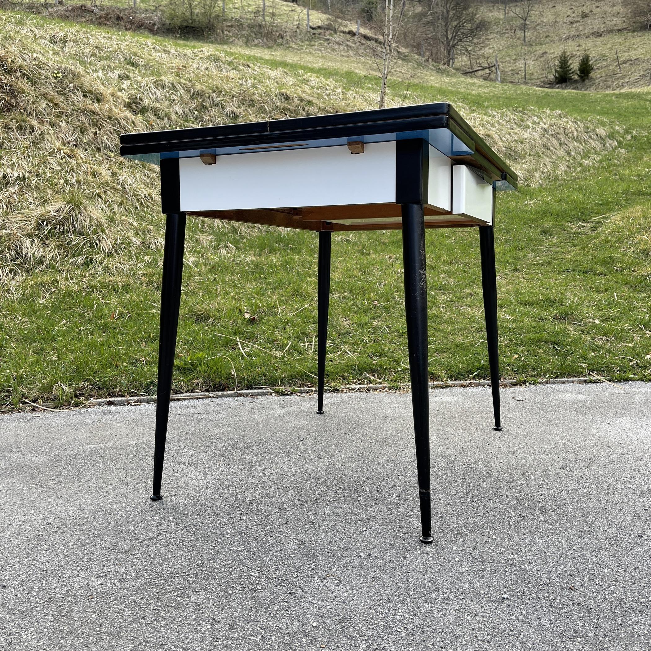 Mid-century dining table and 4 chairs by Salvarani Depositato Italy 1950s In Good Condition For Sale In Miklavž Pri Taboru, SI