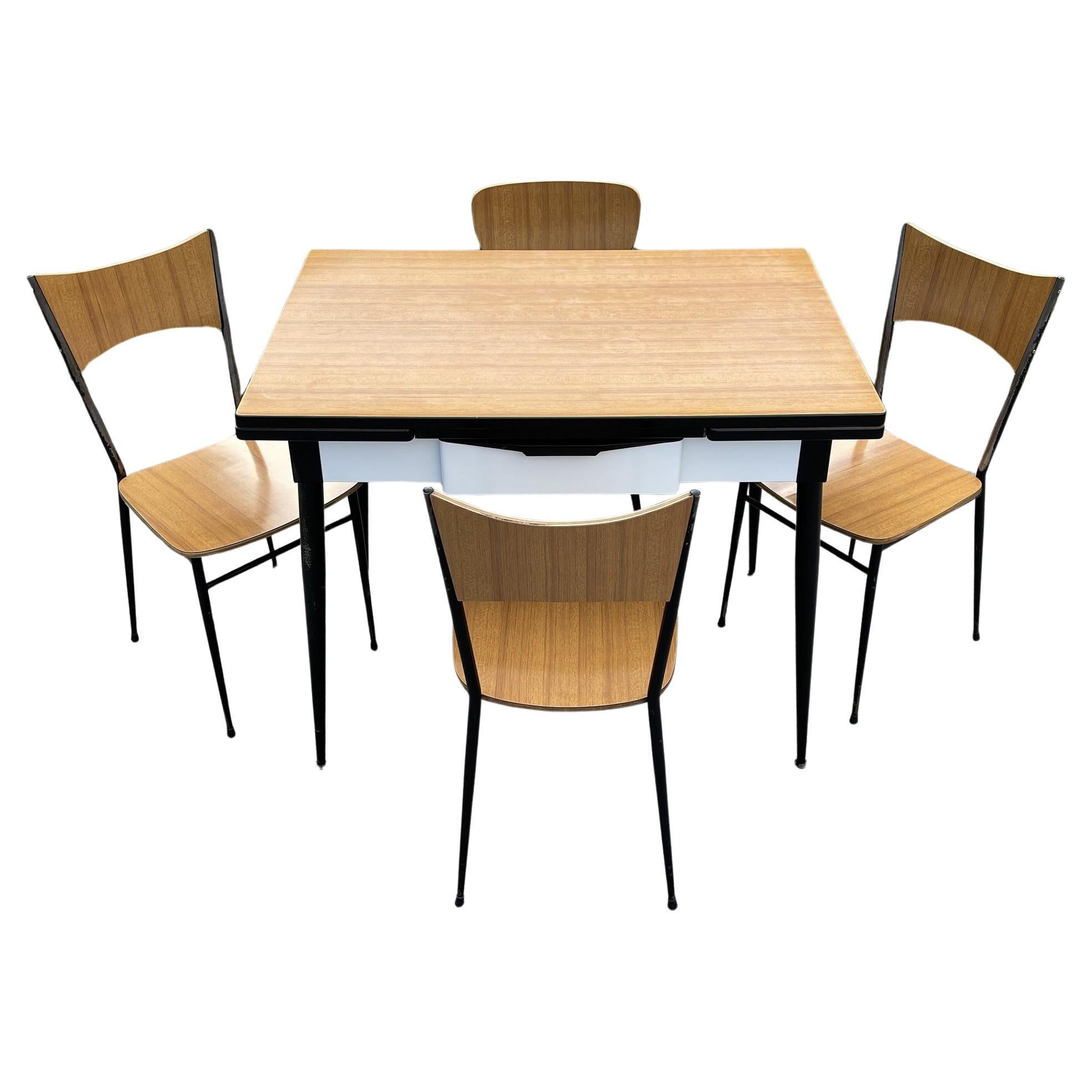 Table de salle à manger et 4 chaises du milieu du siècle par Salvarani Depositato Italie années 1950 