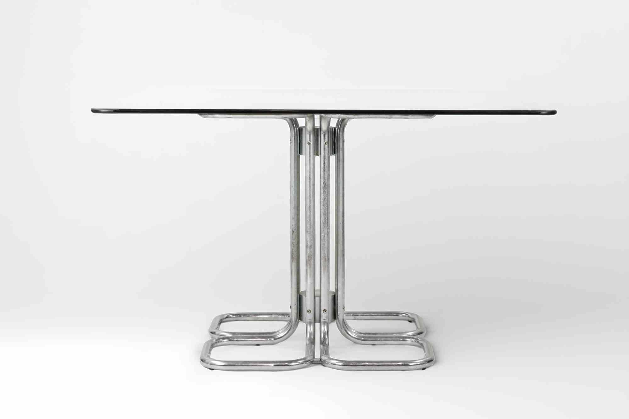 Table du milieu du siècle avec plateau en verre fumé et base en acier tubulaire dans le style Hollywood Regency. Attribué à Giotto Stoppino et réalisé en Italie dans les années 1970.

Très bonne condition à l'exception de quelques rayures mineures