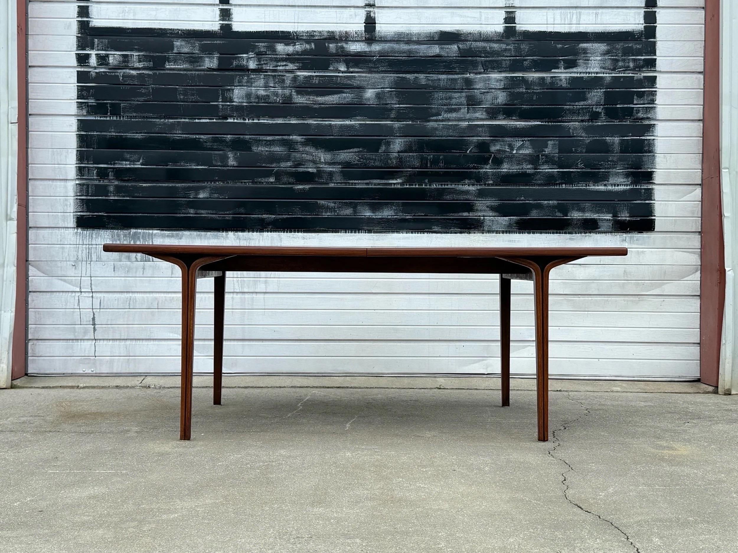 Tavolo da pranzo di metà secolo in legno di noce curvato disegnato da Bill Stephens per Knoll, circa anni '70. Questo tavolo da pranzo unico è caratterizzato da un piano rettangolare con una calda venatura del legno e angoli arrotondati. Sono le