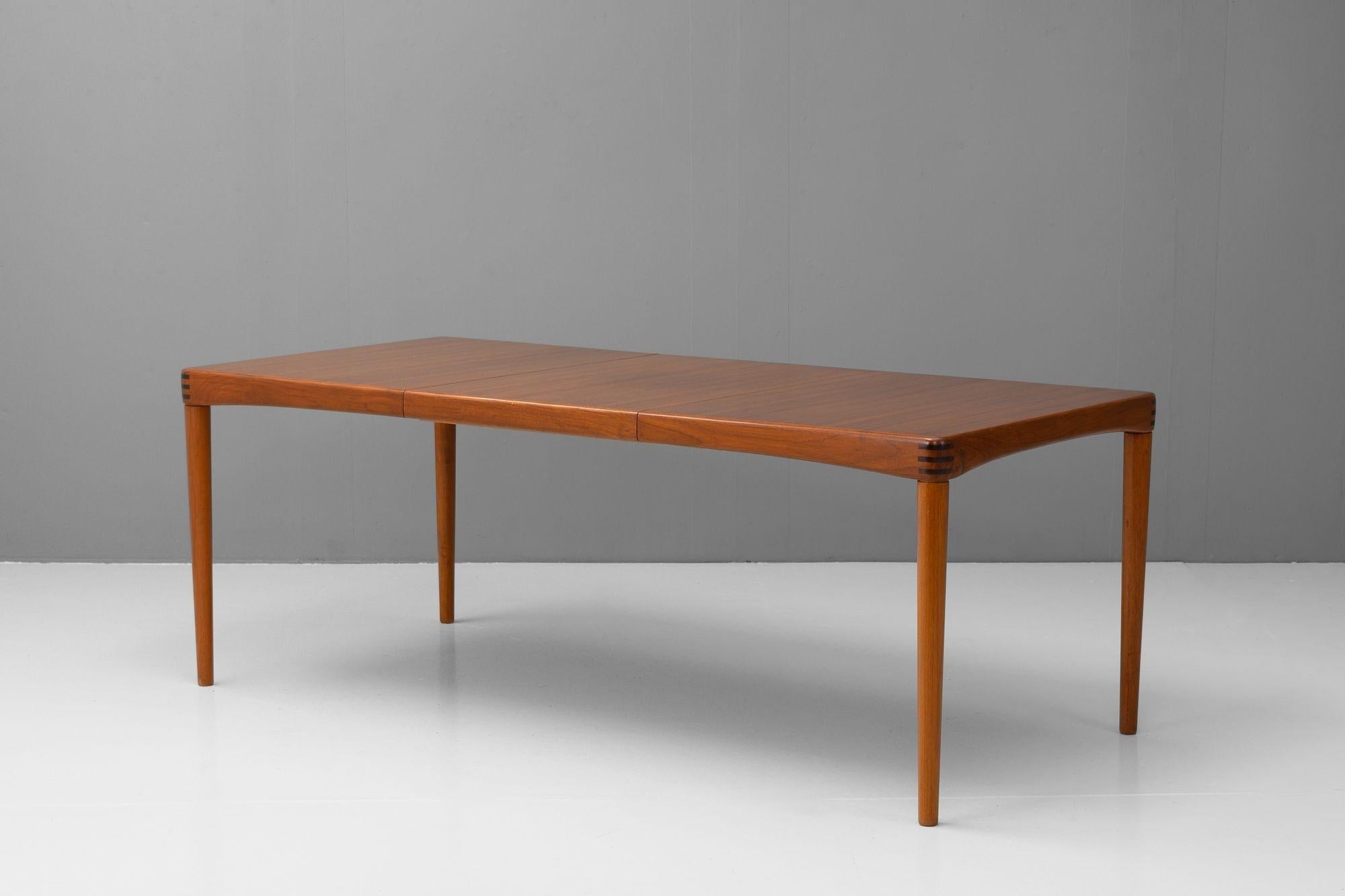 Table de salle à manger à rallonge du milieu du siècle, conçue par Henry Walter Klein dans les années 1950 au Danemark, fabriquée par les ébénistes qualifiés de Bramin. Table fantastique en très bon état. Remise à neuf. Danemark vers les années