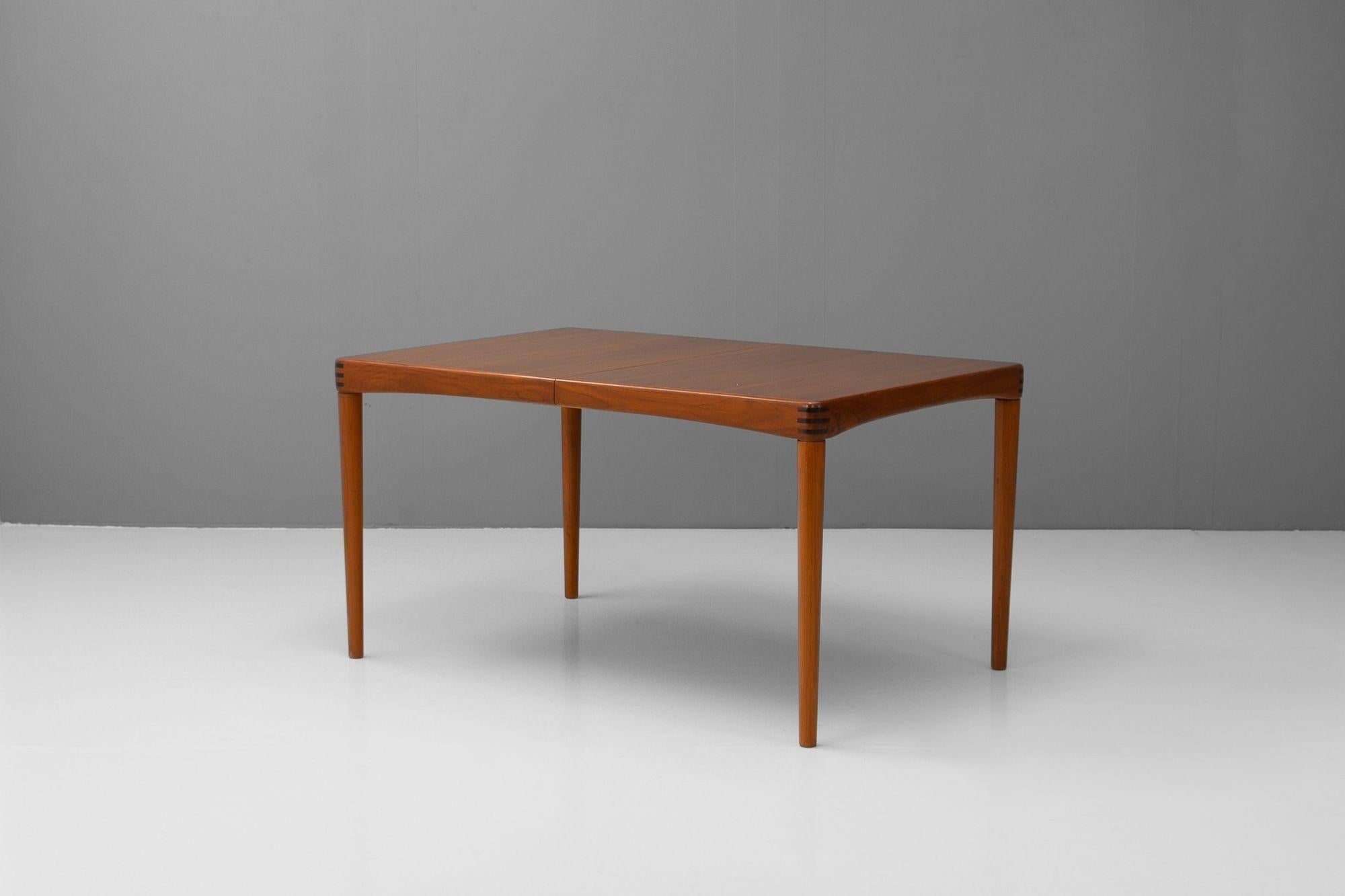 Table de salle à manger du milieu du siècle par Bramin Bon état - En vente à London, England