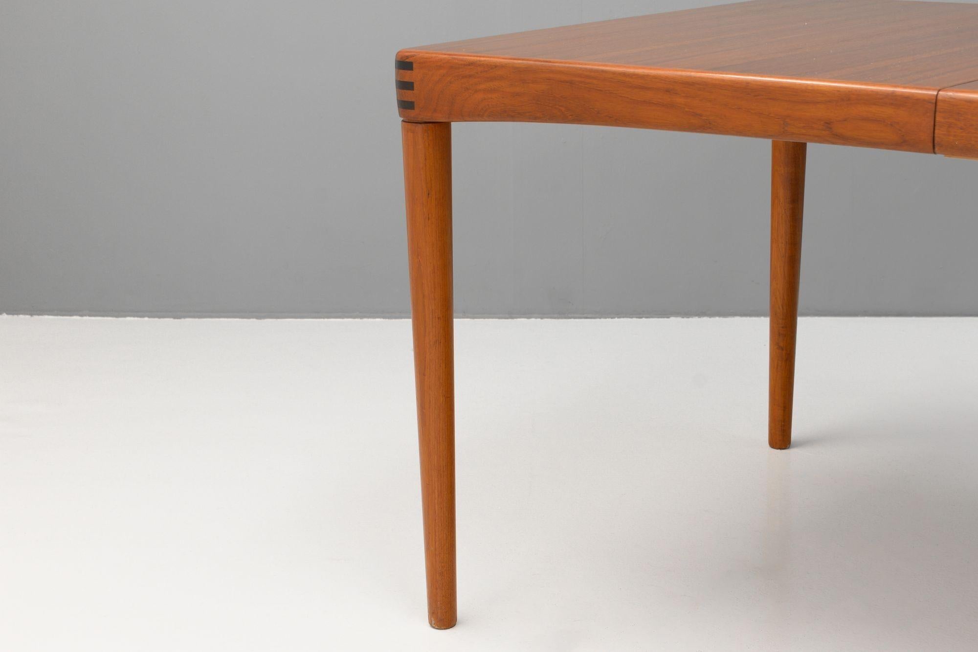 Table de salle à manger du milieu du siècle par Bramin en vente 1