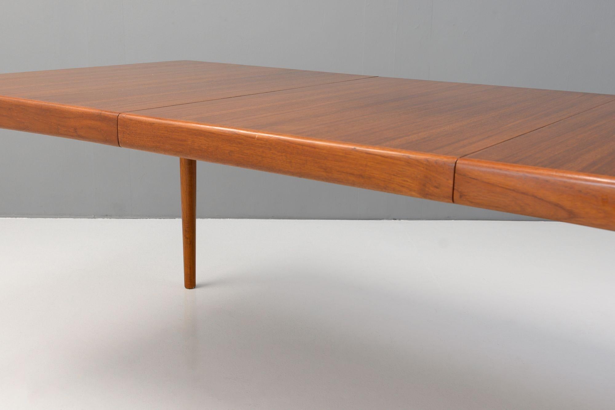 Table de salle à manger du milieu du siècle par Bramin en vente 2