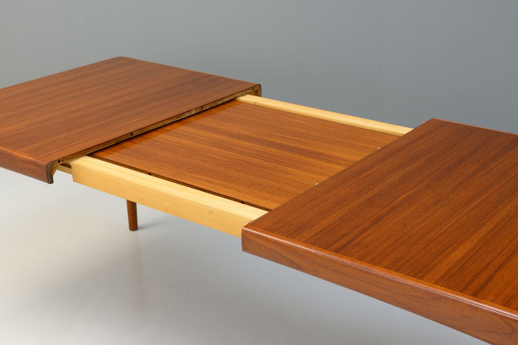 Table de salle à manger du milieu du siècle par Bramin en vente 3