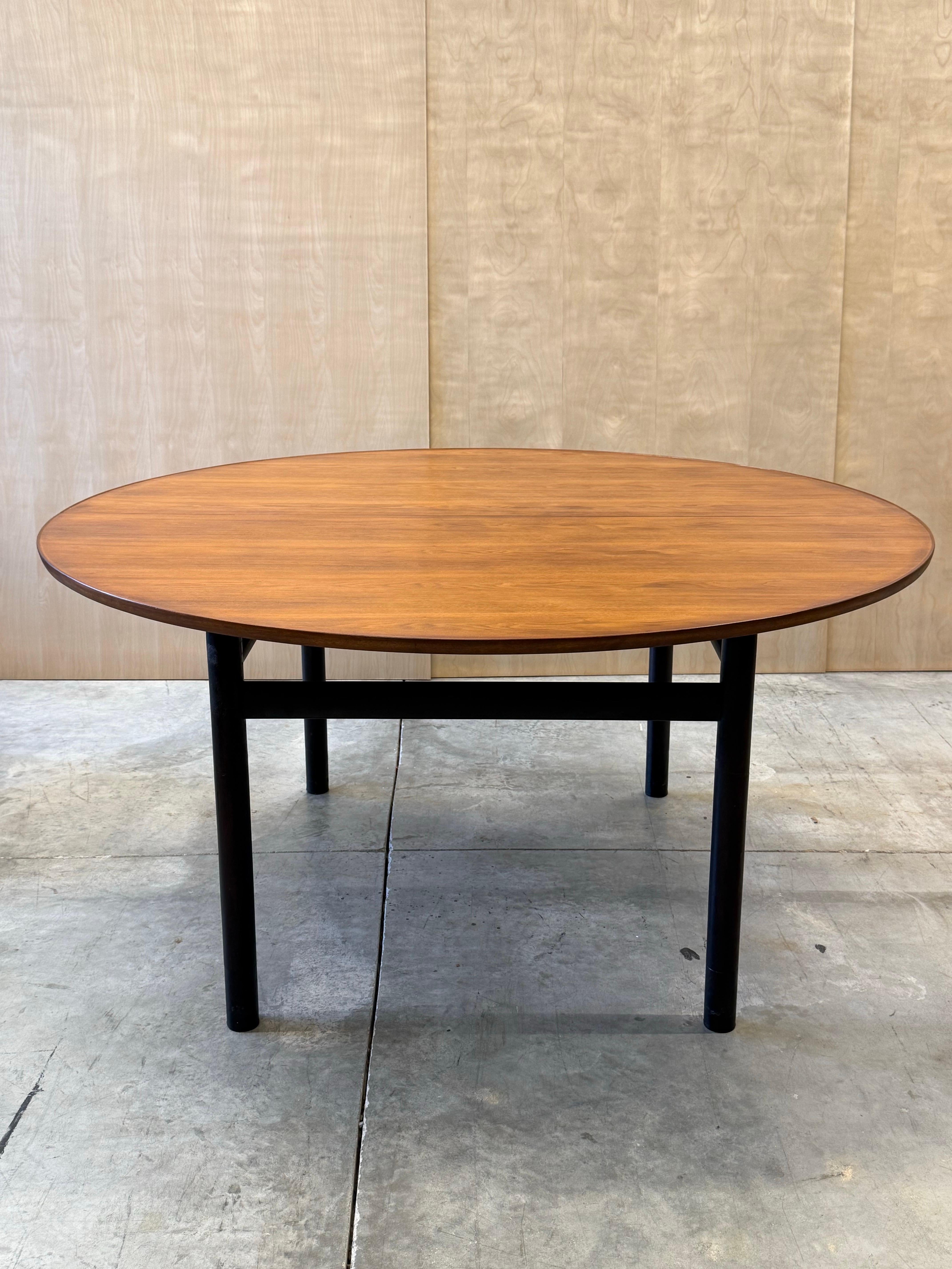 Mesa de comedor de mediados de siglo diseñada por Edward Wormley para Dunbar, hacia la década de 1960. Una increíble mesa de comedor con un gran diseño circular. Estilos minimalistas con algunos detalles fantásticos. El tablero de la mesa, de madera