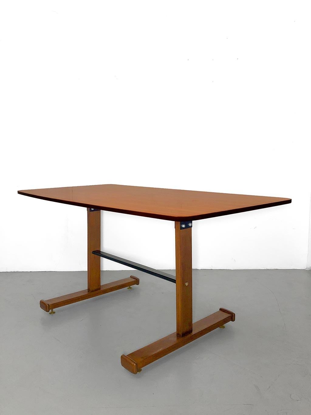Mid-Century Modern Mid-century dining table by Gianfranco Frattini For Sale