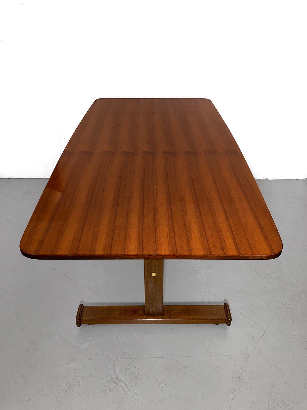 Mid-century dining table by Gianfranco Frattini In Good Condition For Sale In Milano, IT