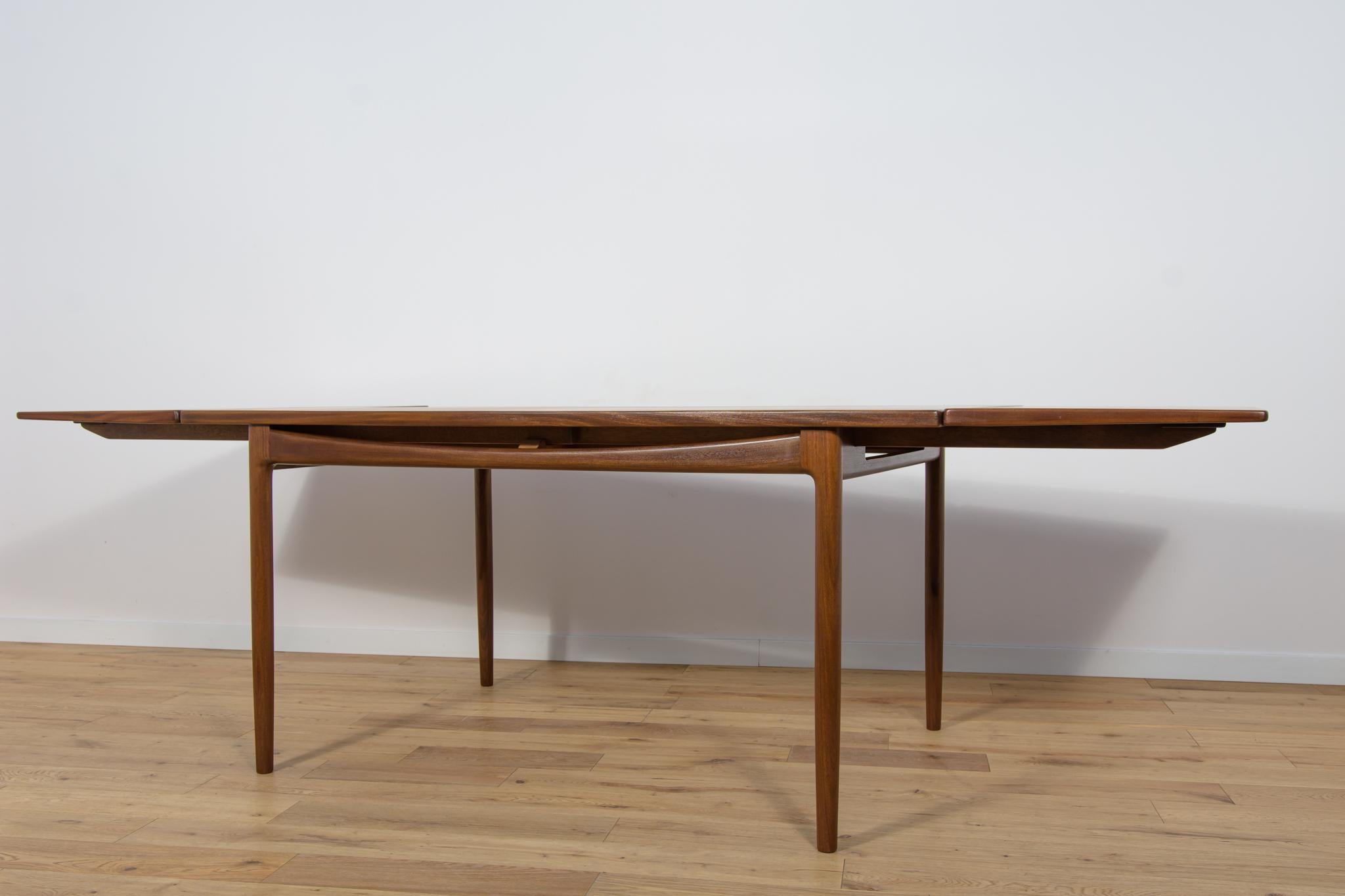 Mid-Century Dining Table by Ib Kofod Larsen for G-Plan, 1960s For Sale 1