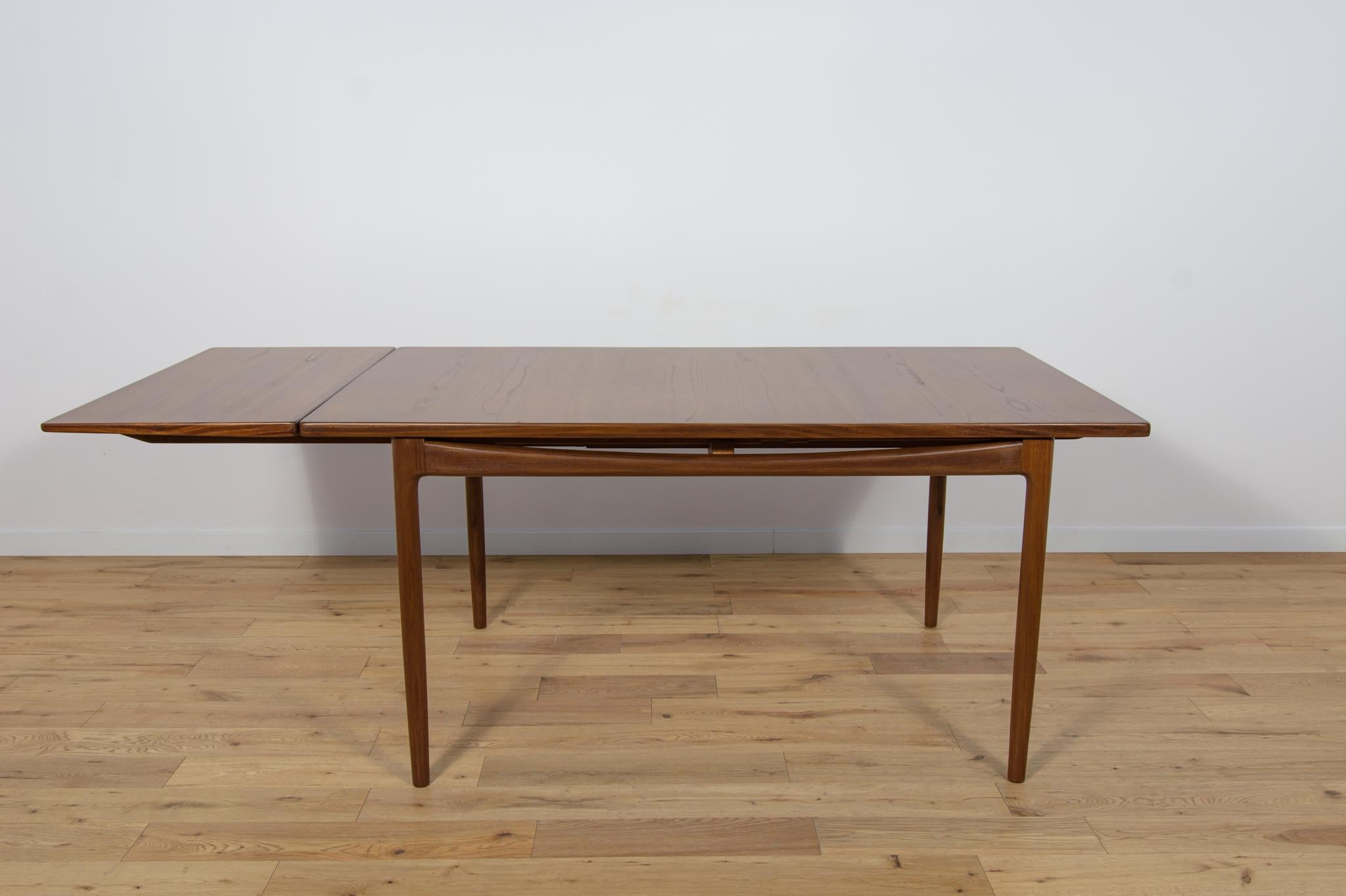 British Mid-Century Dining Table by Ib Kofod Larsen for G-Plan, 1960s For Sale