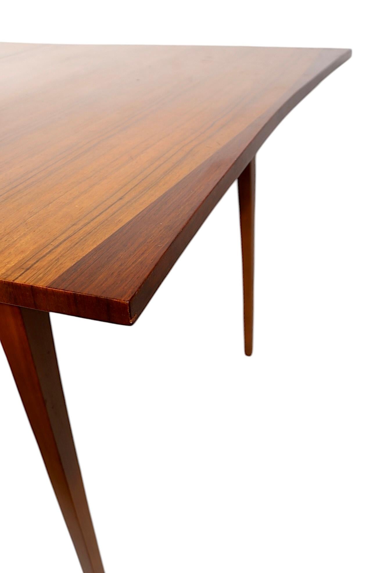 Milieu du siècle  Table de salle à manger par Lane Furniture att. à McCobb Bon état - En vente à New York, NY