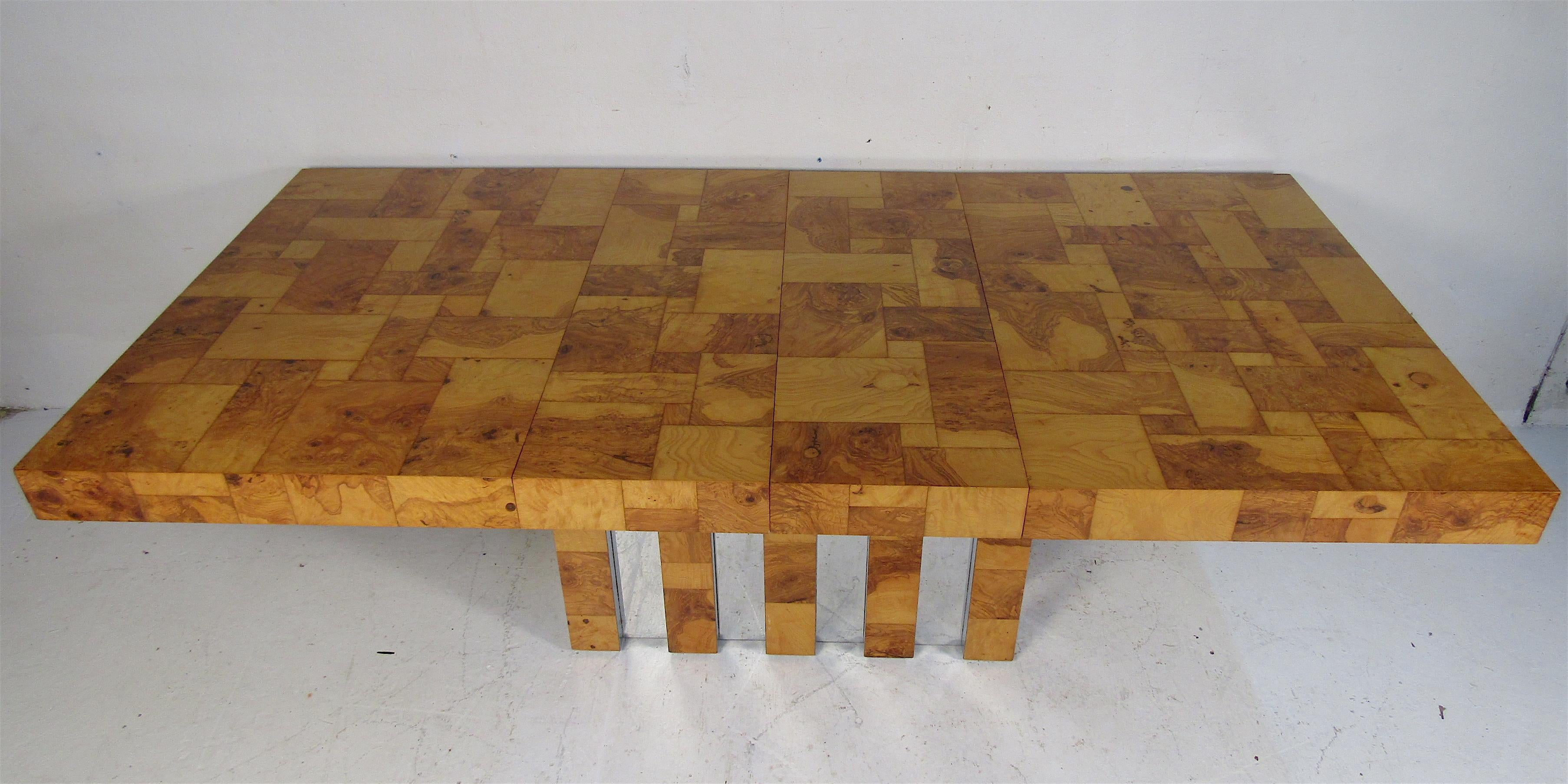 Magnifique table de salle à manger vintage par Paul Evans pour Directional. Magnifique design en ronce de bois patchwork reposant sur un socle avec garniture chromée. Cette table de salle à manger comprend deux feuilles qui lui permettent de