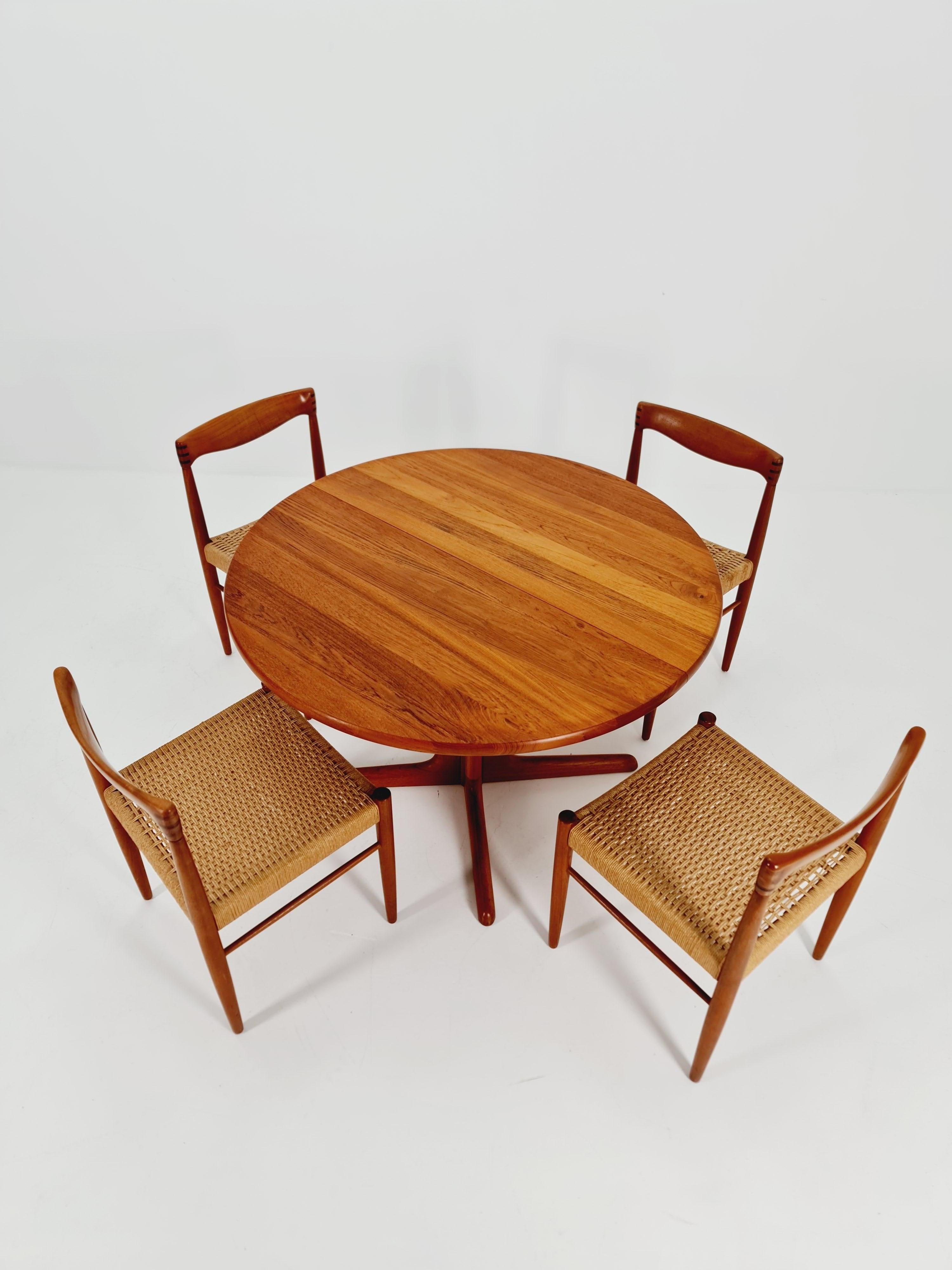 Mid century extendable Danish Modern Solid Teak dining table by Skovby MöbelFabrik A/S 1, 1970s


The table is in very good condition. 

measurements

Height : 72 cm
Width: 110 -160 -210cm
Depth : 110 cm 
