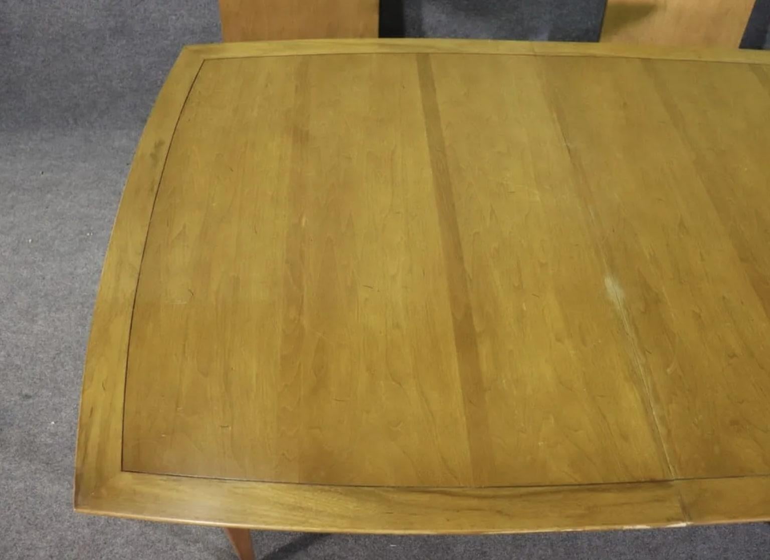 Table de salle à manger Vintage By par Tomlinson pour leur série 'Sophisticate'. Grain de noyer sur l'ensemble du meuble avec une bordure plus claire et des pieds fuselés. La table a deux feuilles de 18