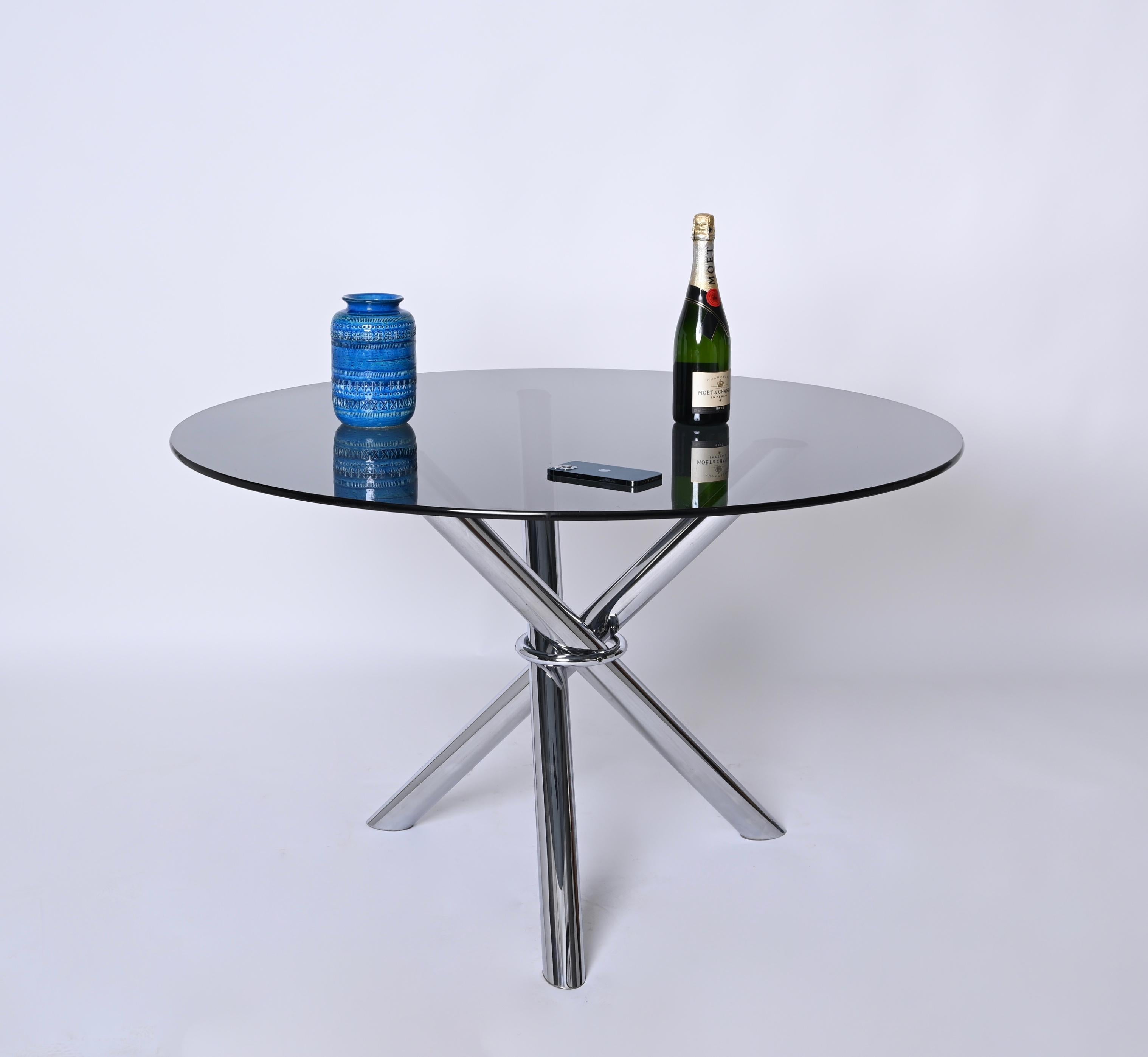 italien Table de salle à manger du milieu du siècle, acier inoxydable chromé avec verre fumé, Italie 1970 en vente