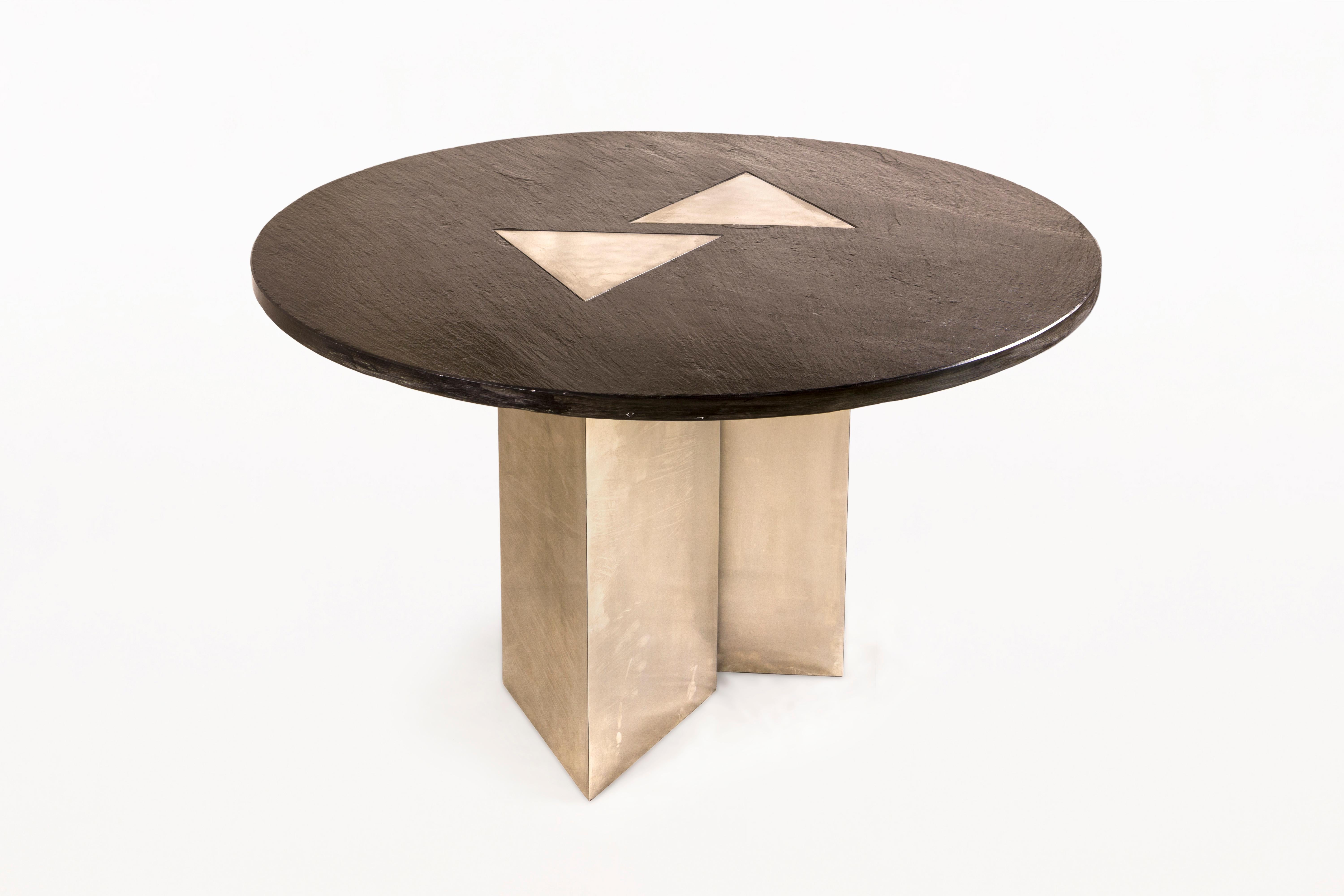 DESCRIZIONE:  Tavolo da pranzo di metà secolo, circa 1970, Francia. Un pezzo molto decorativo realizzato in ardesia e acciaio inossidabile.

CONDIZIONE: Condizioni vintage molto buone. Usura coerente con l'età e l'uso.

DIMENSIONI: Altezza: 75 cm