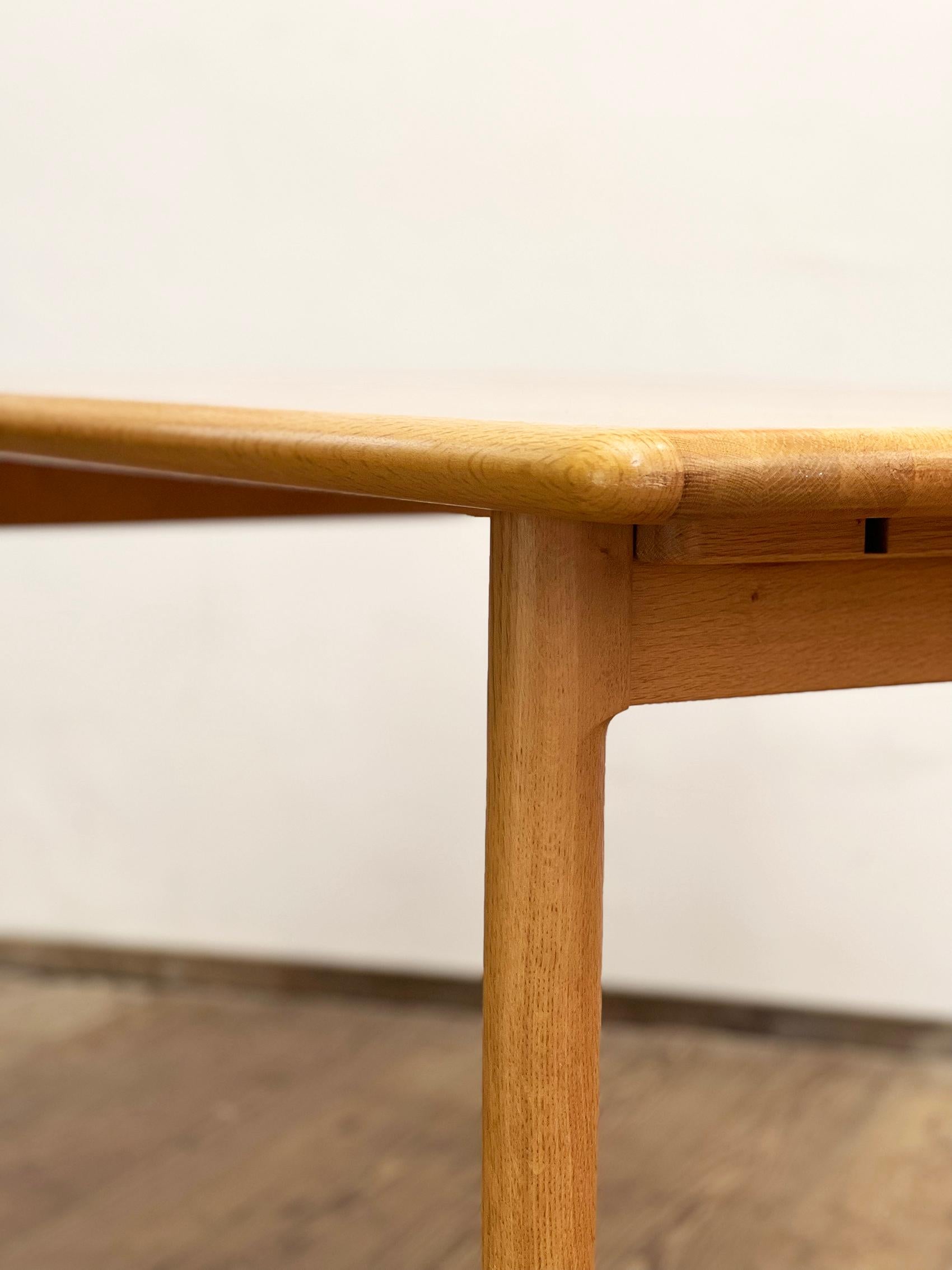 Mid-Century Dining Table, Danish Design out of massiv Oak Wood, Denmark, 1960s For Sale 4