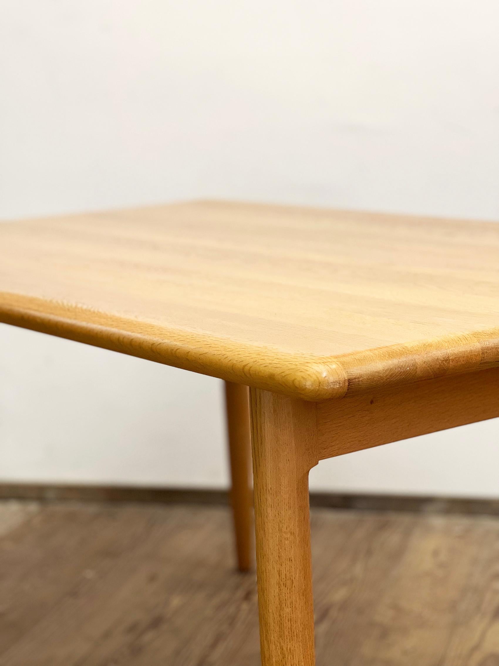 Mid-Century Dining Table, Danish Design out of massiv Oak Wood, Denmark, 1960s For Sale 5