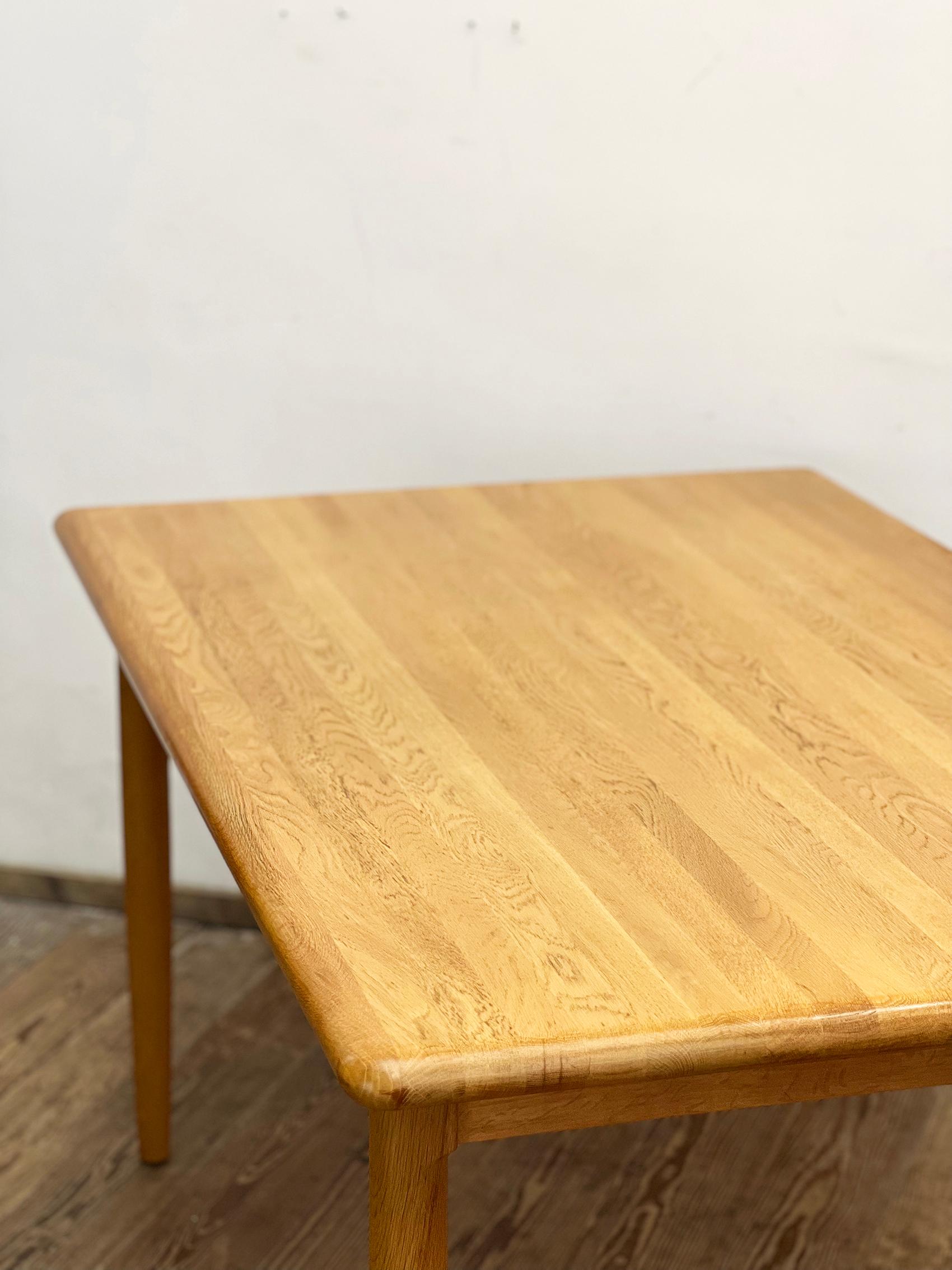 Mid-Century Dining Table, Danish Design out of massiv Oak Wood, Denmark, 1960s For Sale 7