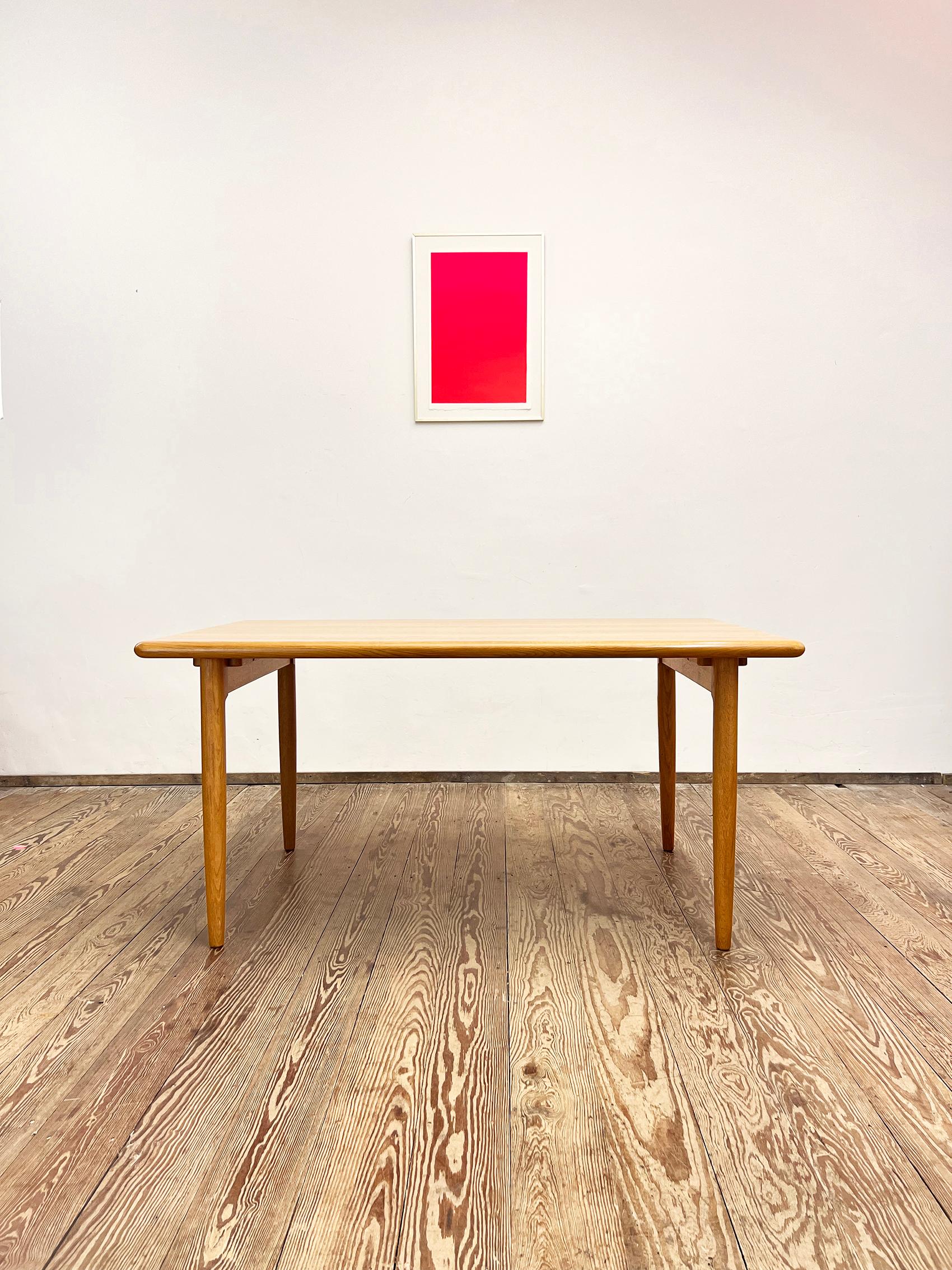 Dimensions 150 x 90 x 72 cm (longueur x largeur x hauteur)

Table de salle à manger élégante et minimaliste fabriquée au Danemark. La table est fabriquée en bois de chêne massif et combine le Design/One scandinave et le meilleur artisanat danois. Le