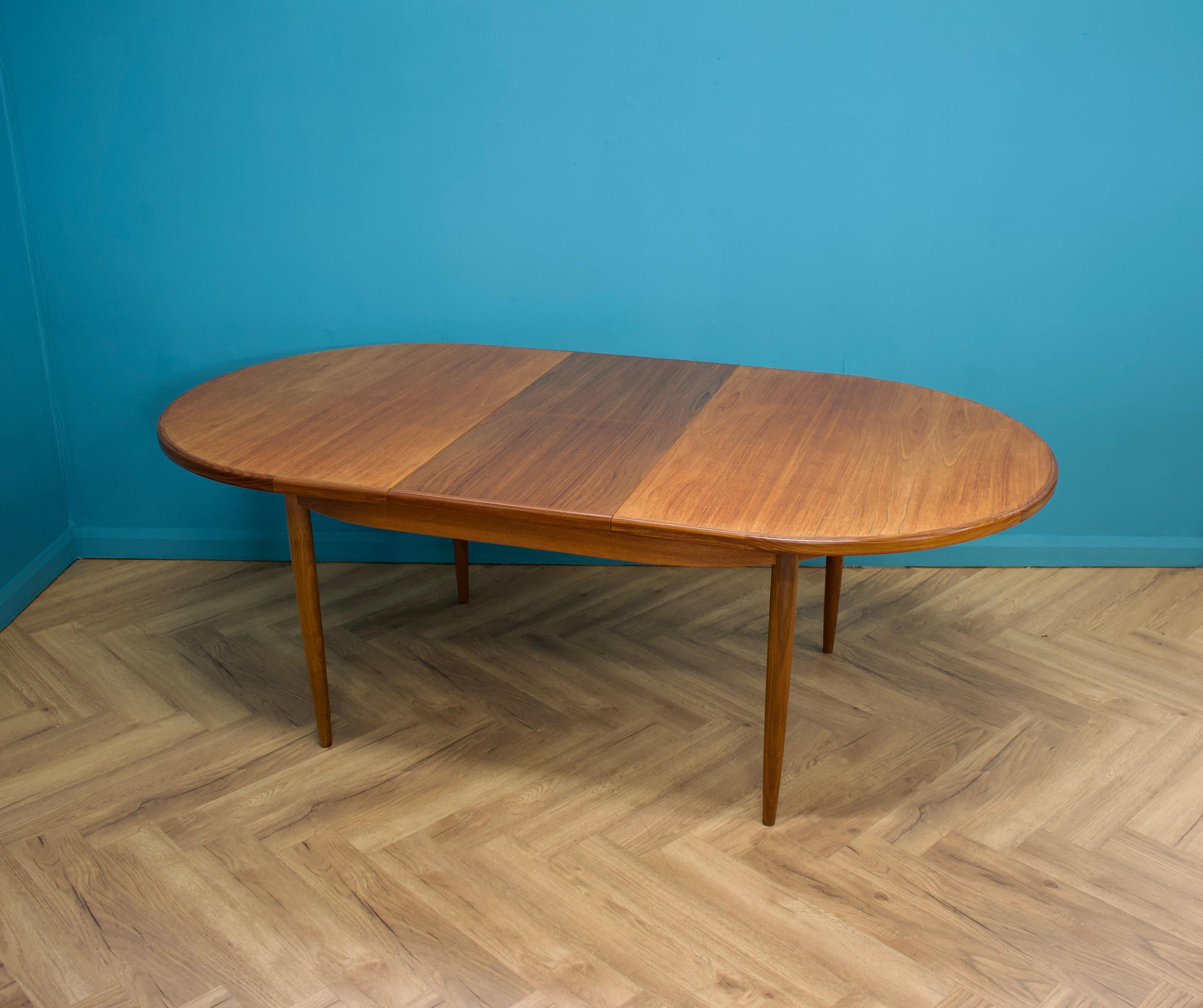 Mid-Century Dining Table in Teak from G-Plan, 1960s In Good Condition For Sale In South Shields, GB