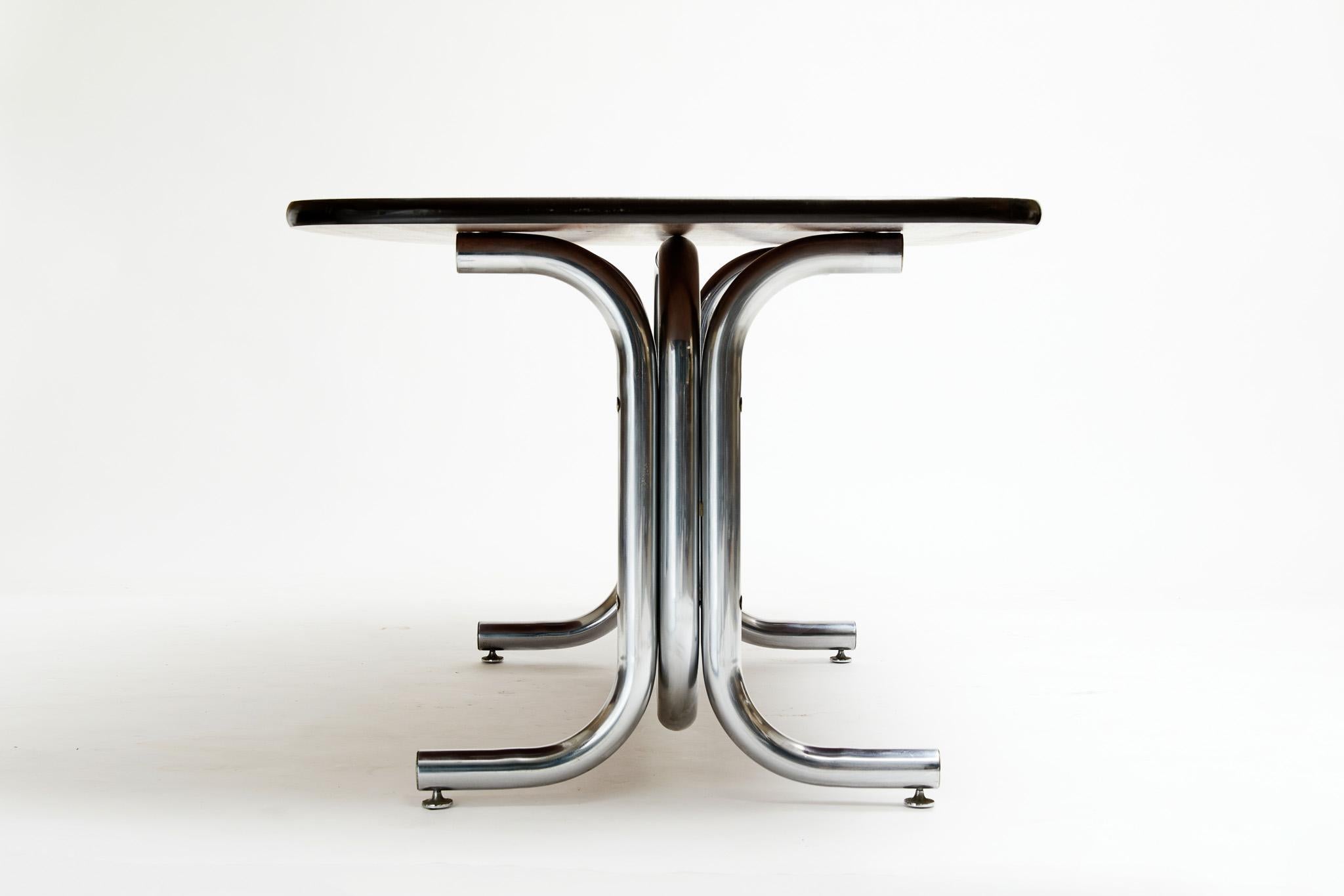 Brésilien Table de salle à manger moderne du milieu du siècle dernier en chrome tubulaire et bois de Geraldo Barros, 1970 en vente