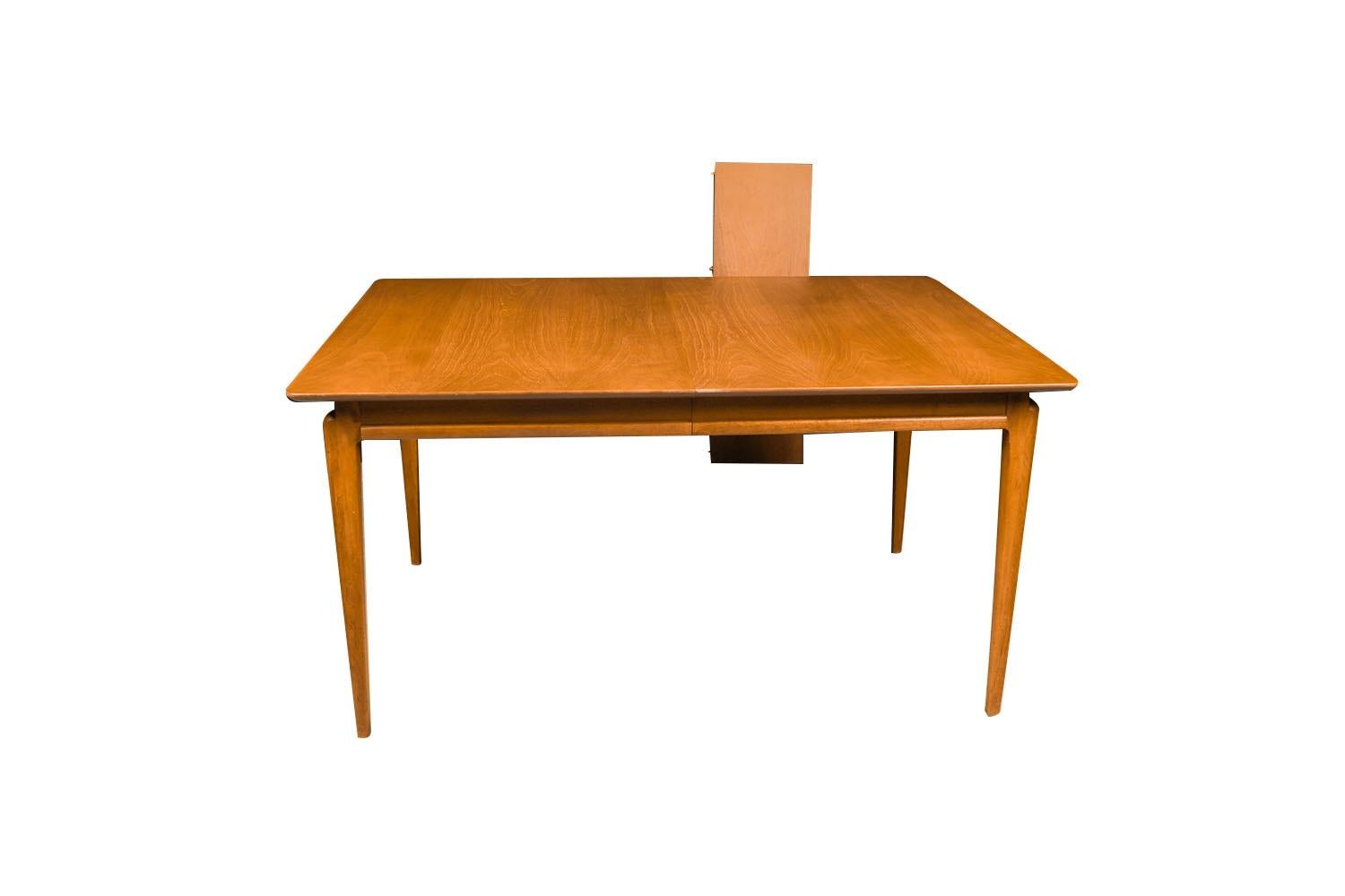 Superbe table à manger vintage en noyer de style Mid-Century Modern en excellent état d'origine, conçue par John Van Koert pour la ligne Drexel Projection, vers les années 1950. Le dessus est sculpté, un design simple mais sophistiqué. Surélevée sur