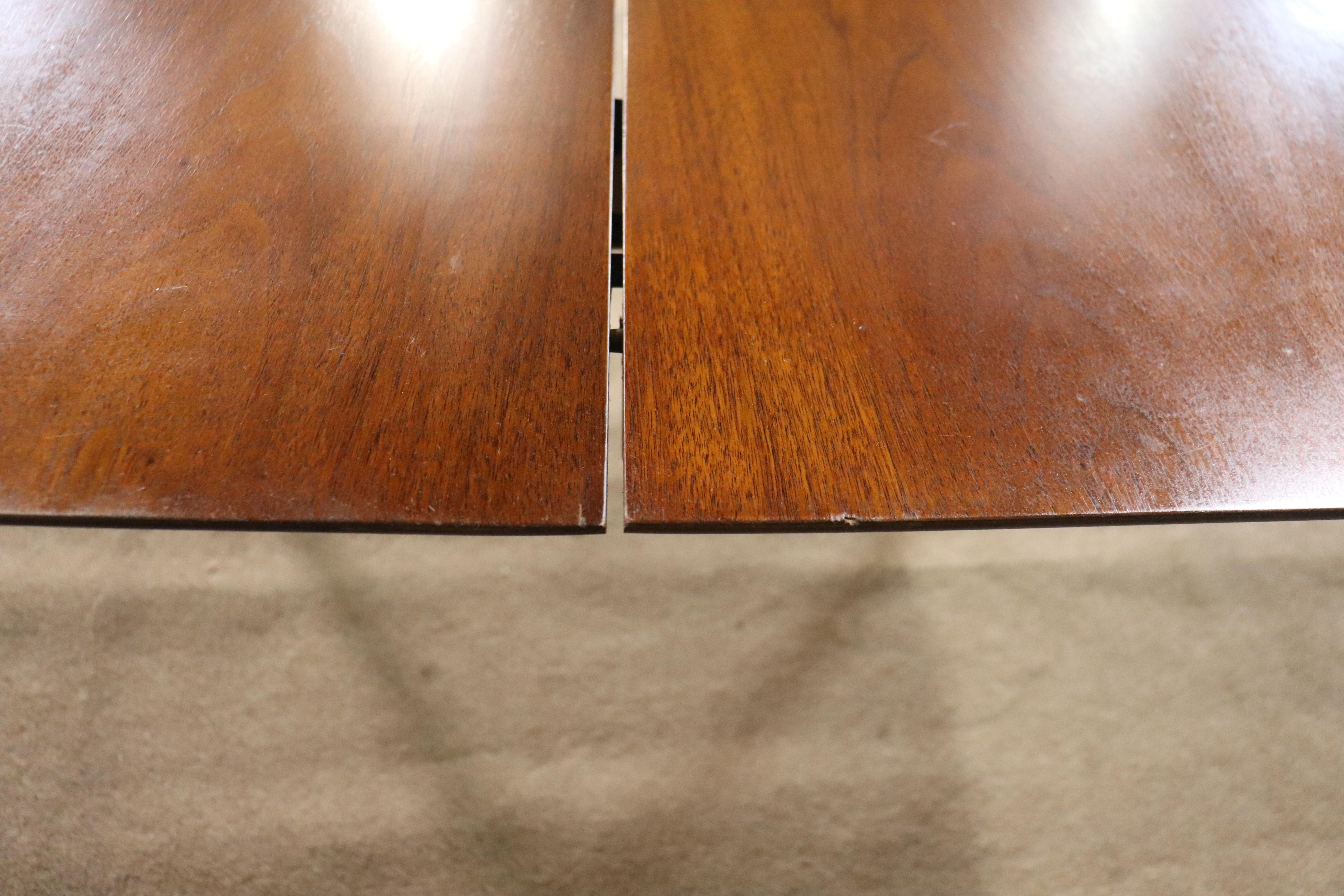 Mid-Century Dining Table w/ Leaf In Good Condition For Sale In Brooklyn, NY